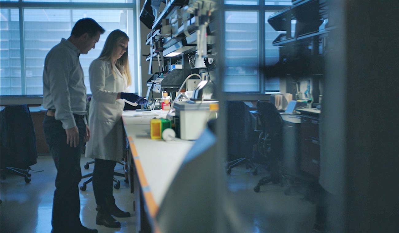 Photo of two people in a Gladstone Institutes laboratory