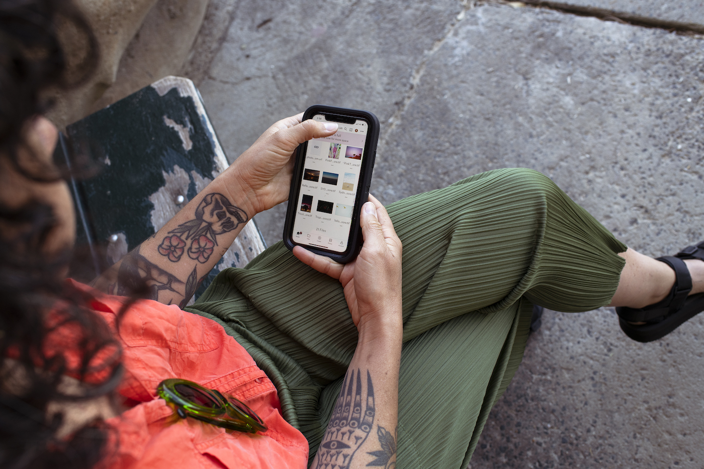 Mujer viendo fotos que están guardadas en la aplicación de Dropbox para móviles