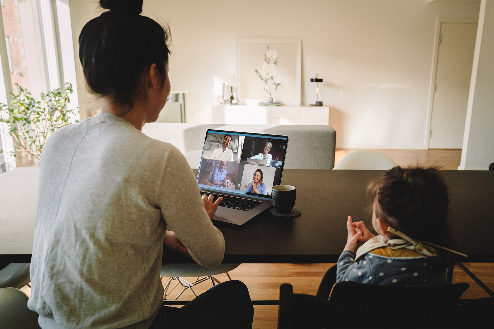 Una persona en una reunión de videoconferencia