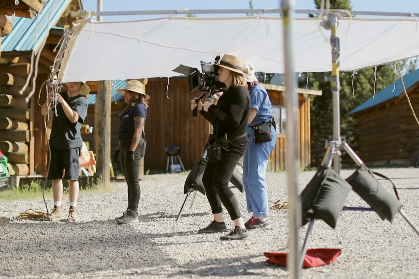 Equipe de produção filma ao ar livre, criando Showreels para serem enviados com o Dropbox Transfer