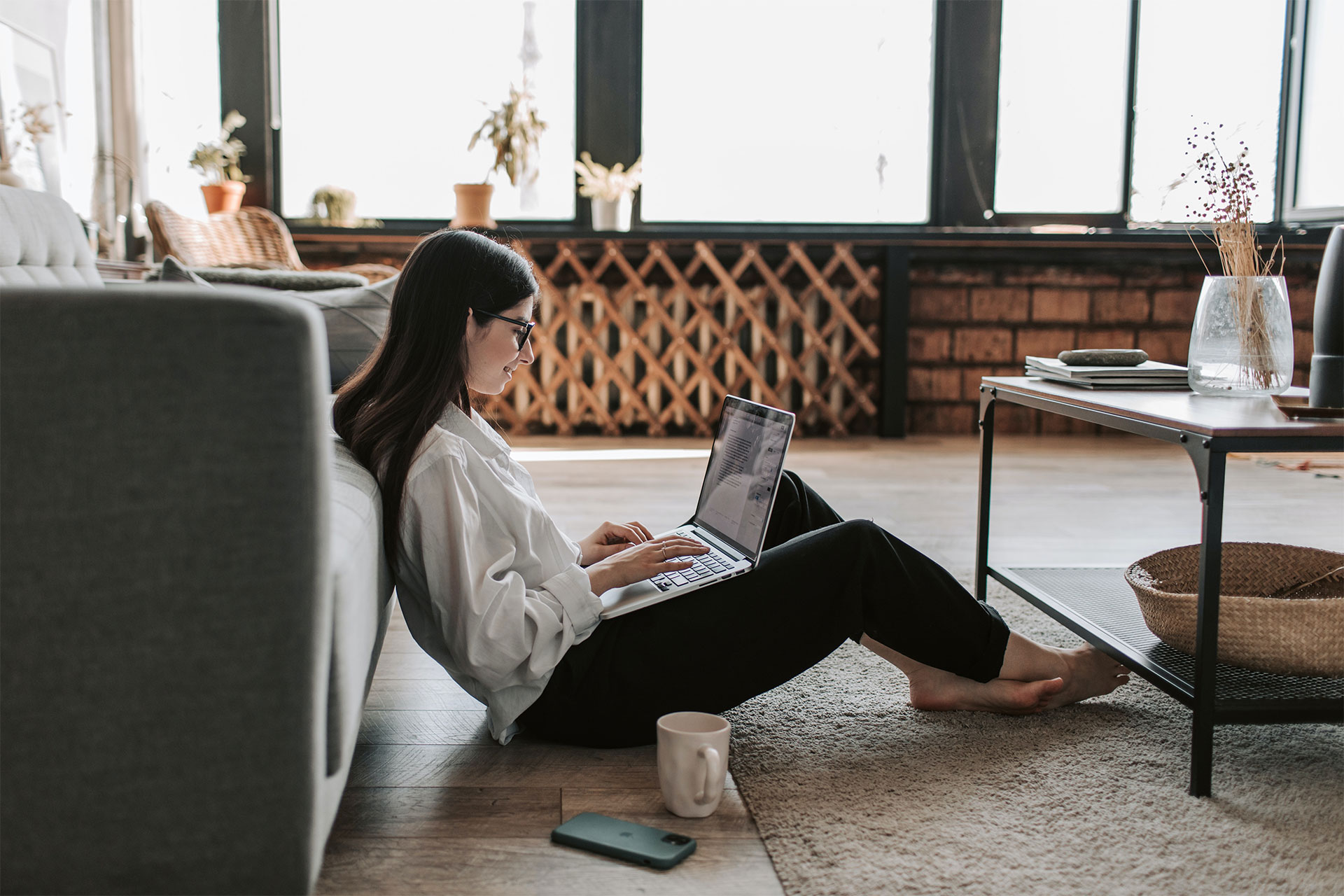 Een solopreneur die haar bedrijf runt vanuit het comfort van haar eigen huis