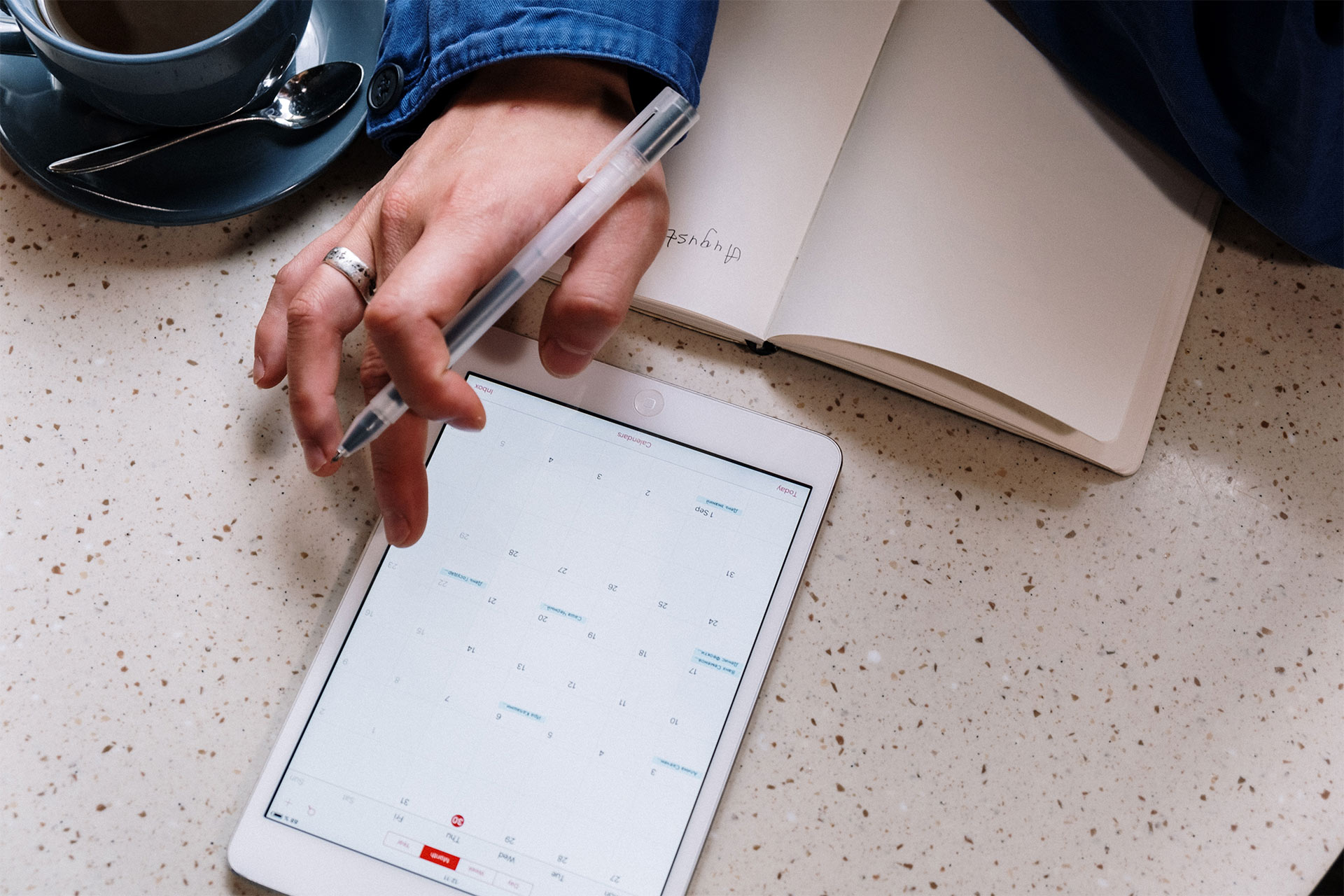 En person som lägger till händelser i sin digitala kalender för att planera sin tid
