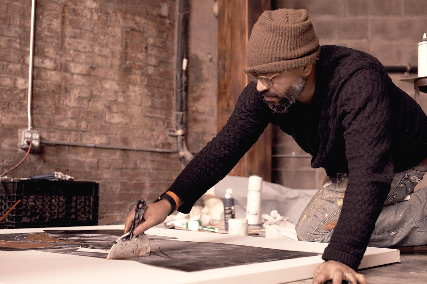 Artista en solitario trabajando en su última obra