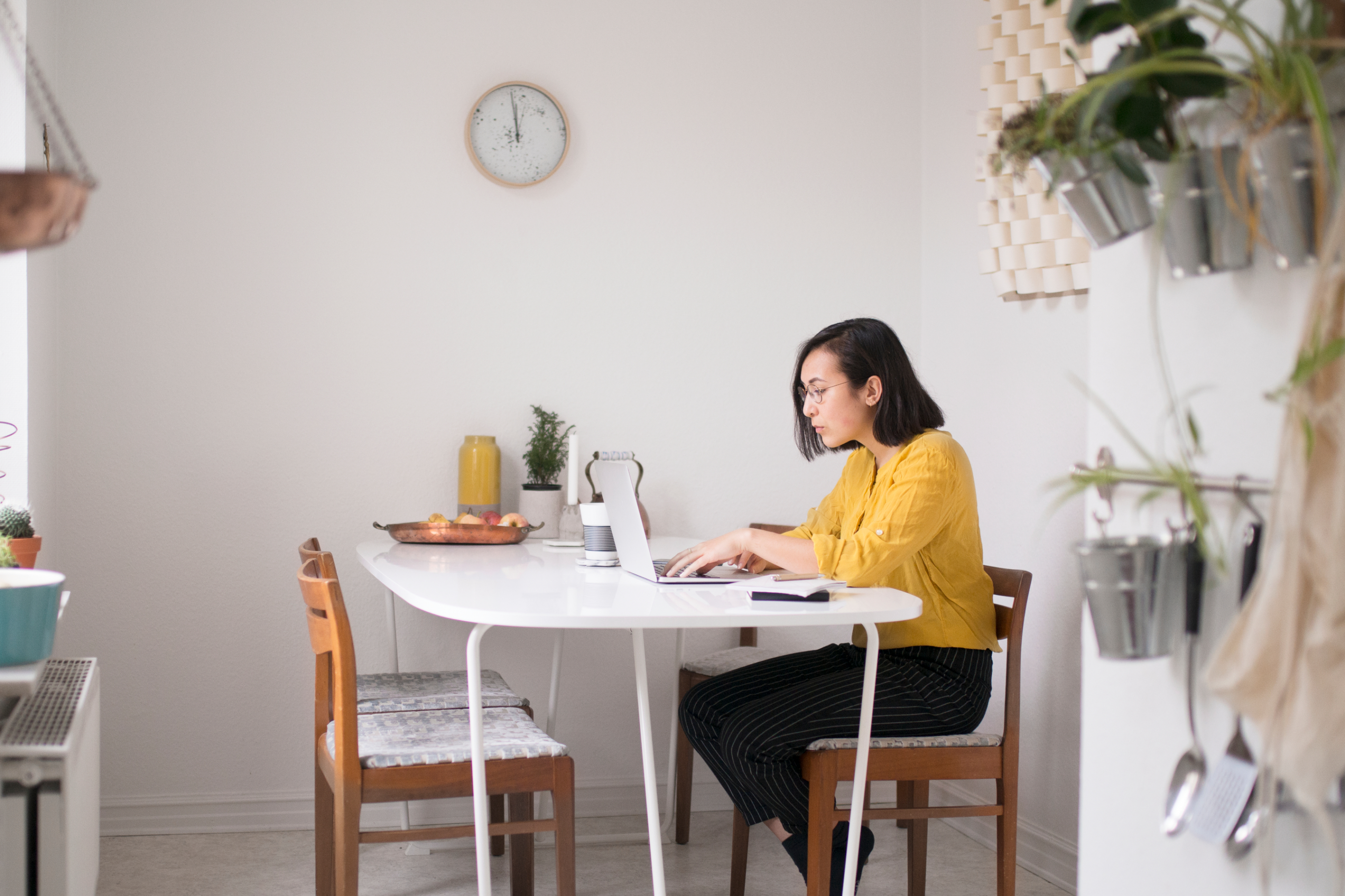 Una persona alla ricerca di un lavoro da remoto con il proprio laptop