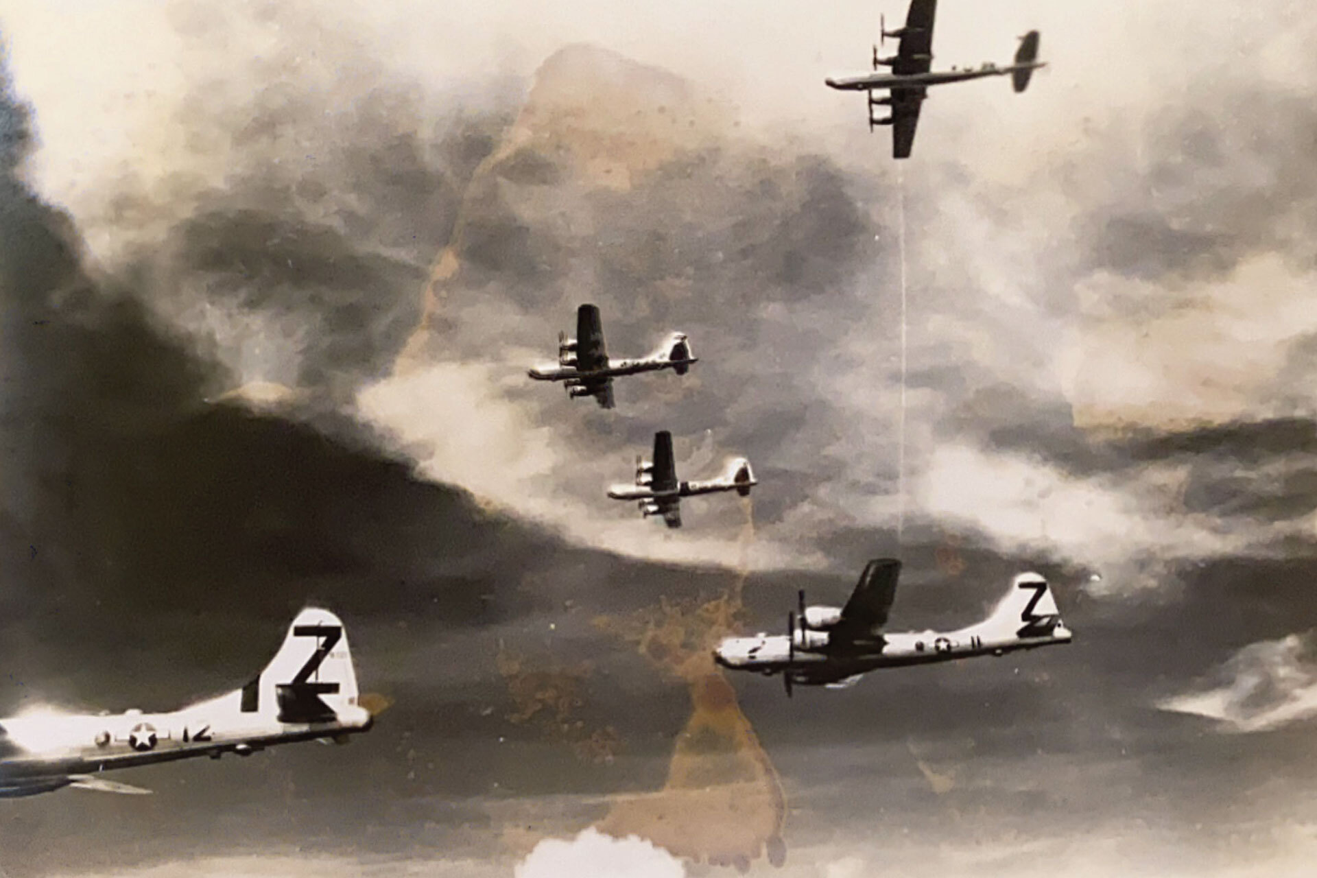 Photo numérisée abîmée montrant des avions de la Seconde Guerre mondiale en plein vol