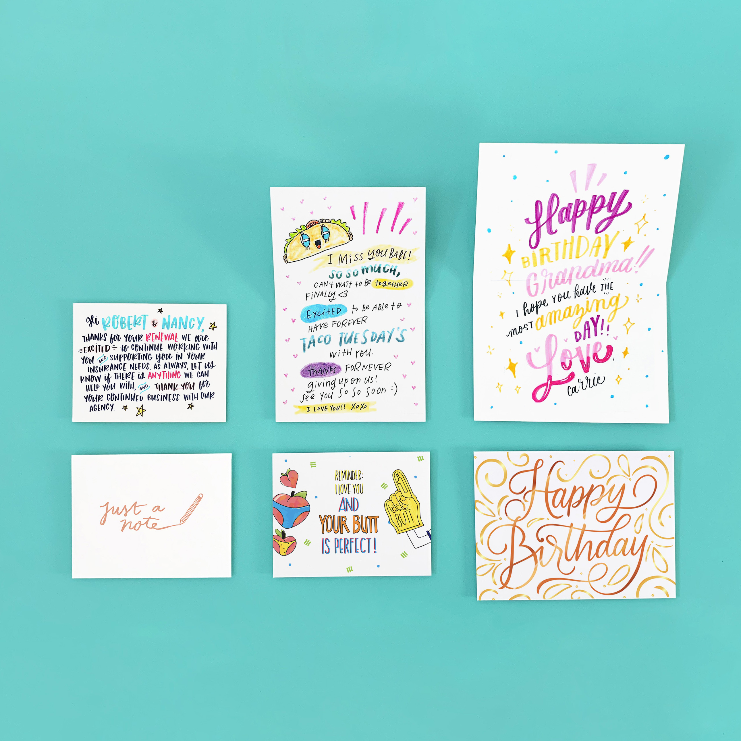 Tarjetas de cumpleaños coloridas y notas de agradecimiento sobre fondo turquesa