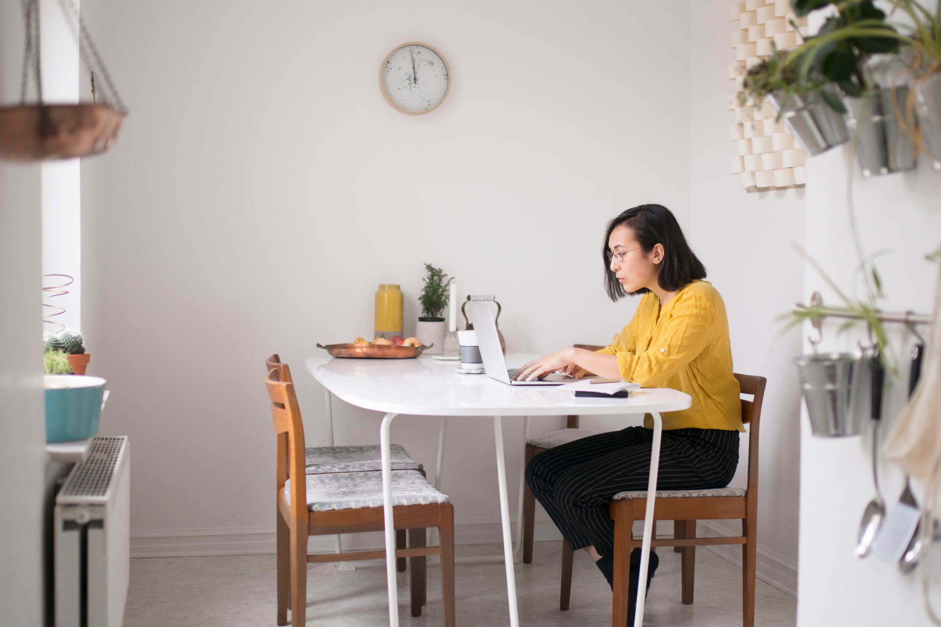 Karyawan yang bekerja di rumah bekerja menggunakan laptop