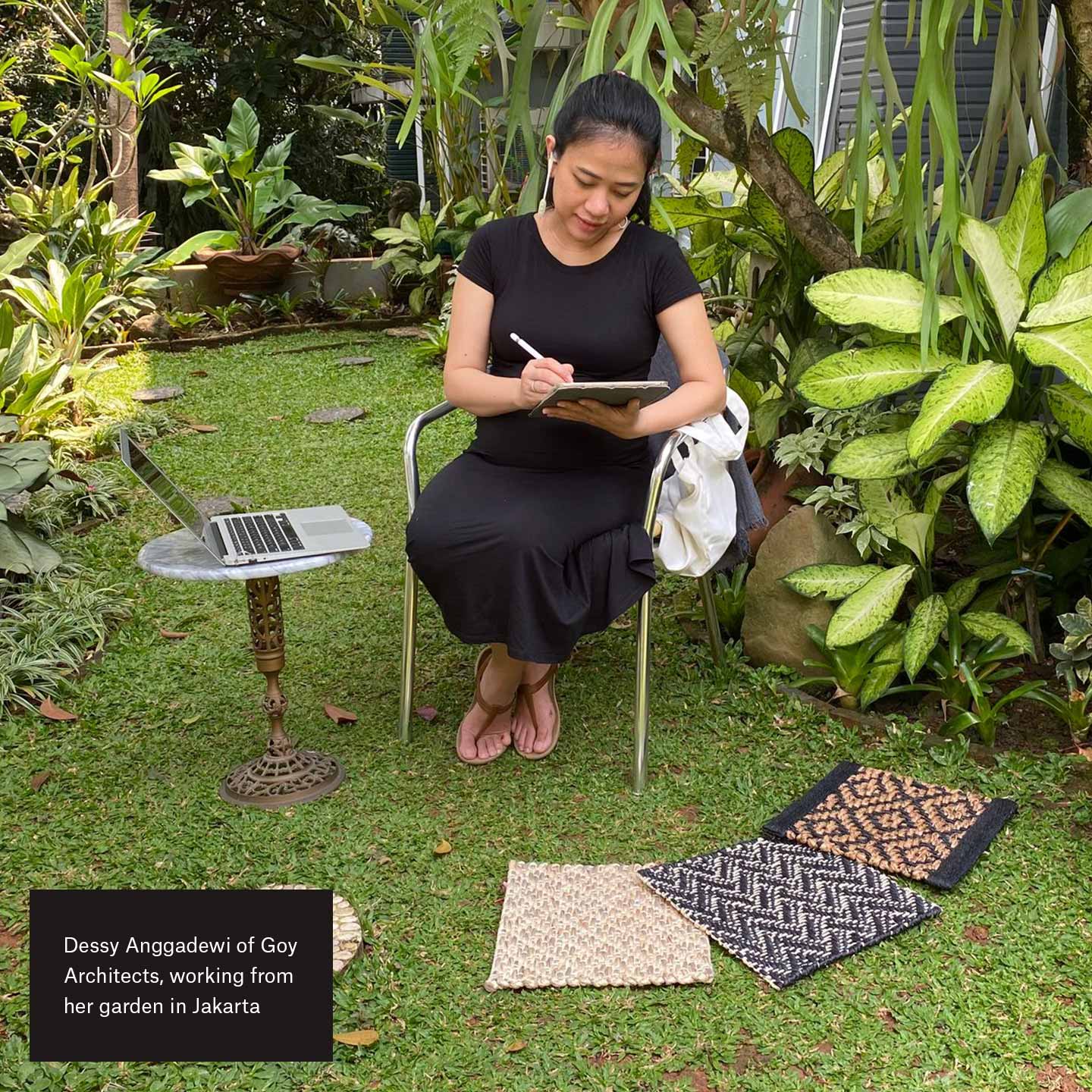 Dessy Anggadewi van Goy Architects, aan het werk vanuit haar tuin in Jakarta
