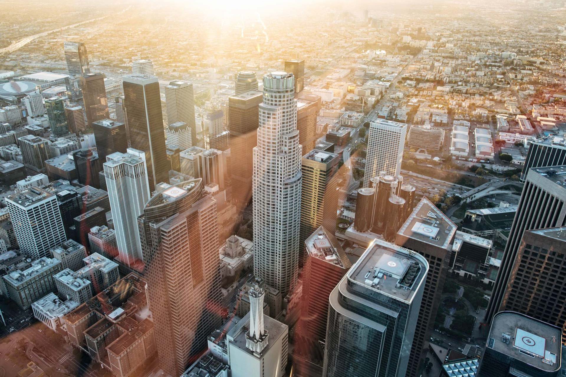 Flyfoto av skyskrapere og vekst i et bysentrum 