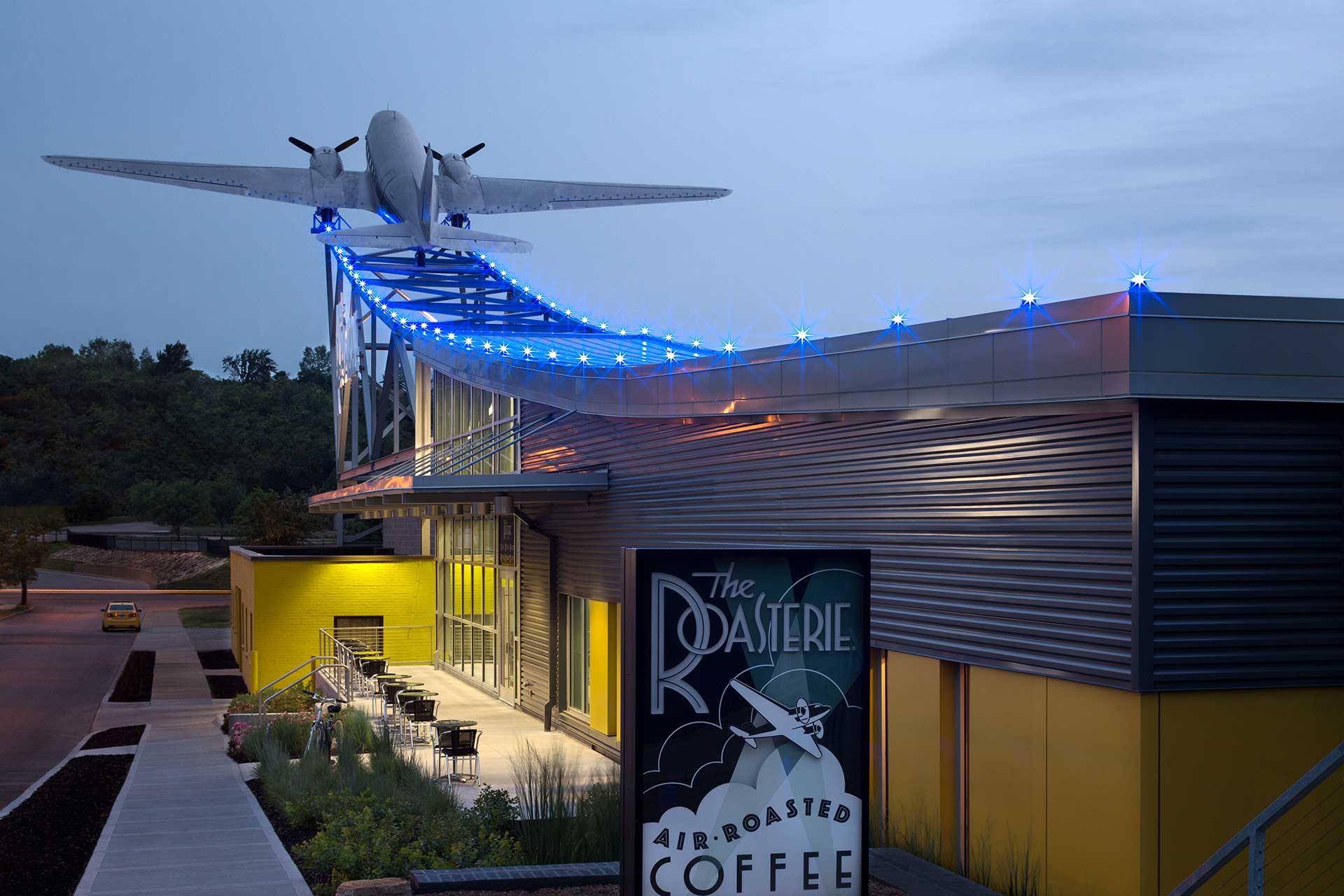La fabbrica di Roasterie (Kansas City) con un aereo a doppia elica integrato nel design del tetto