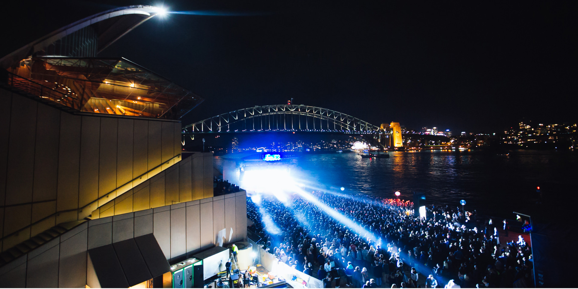 Foto van de Sydney Harbour Bridge bij nacht.