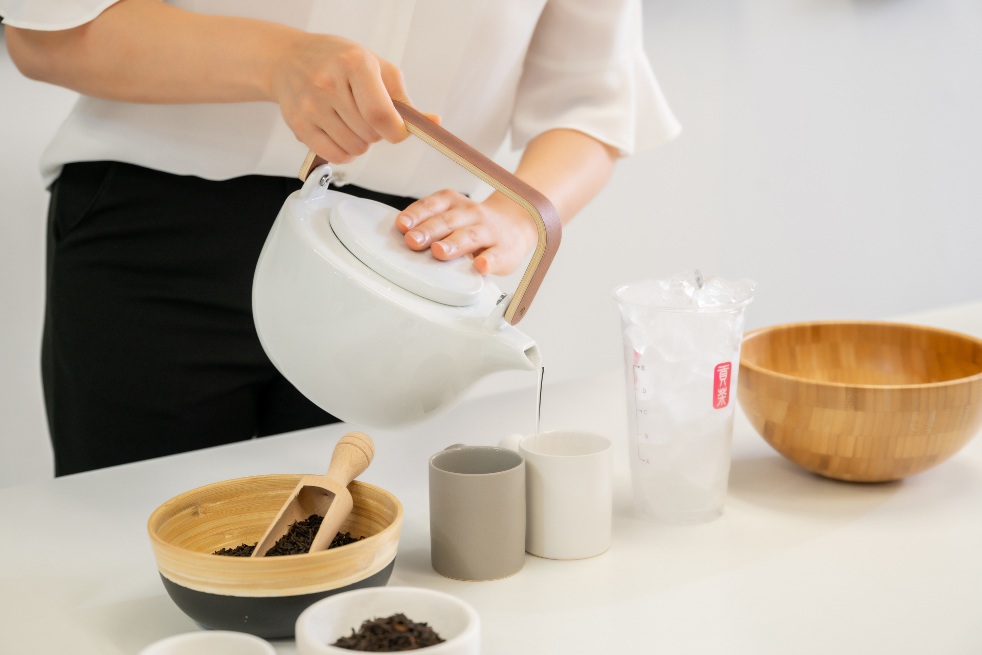 Preparación y vertido del té Gong Cha