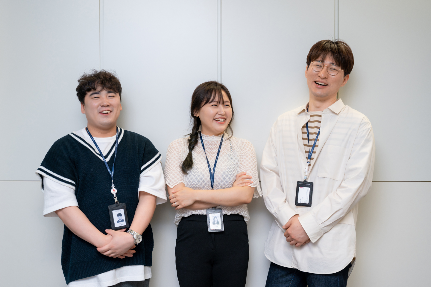 Tiga anggota tim layanan pendidikan di Gong Cha.