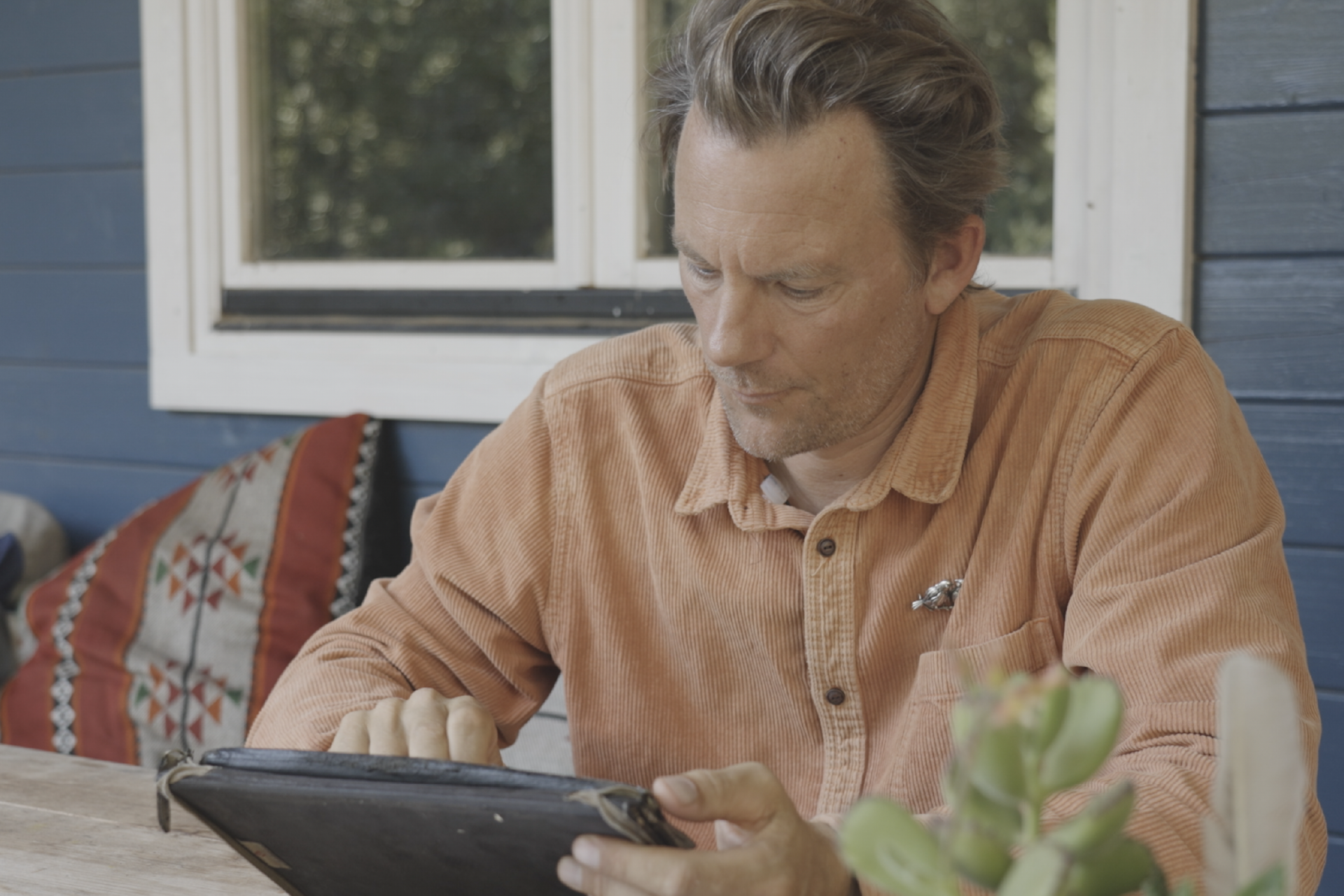 Marten Persiel arbeitet mit einem iPad
