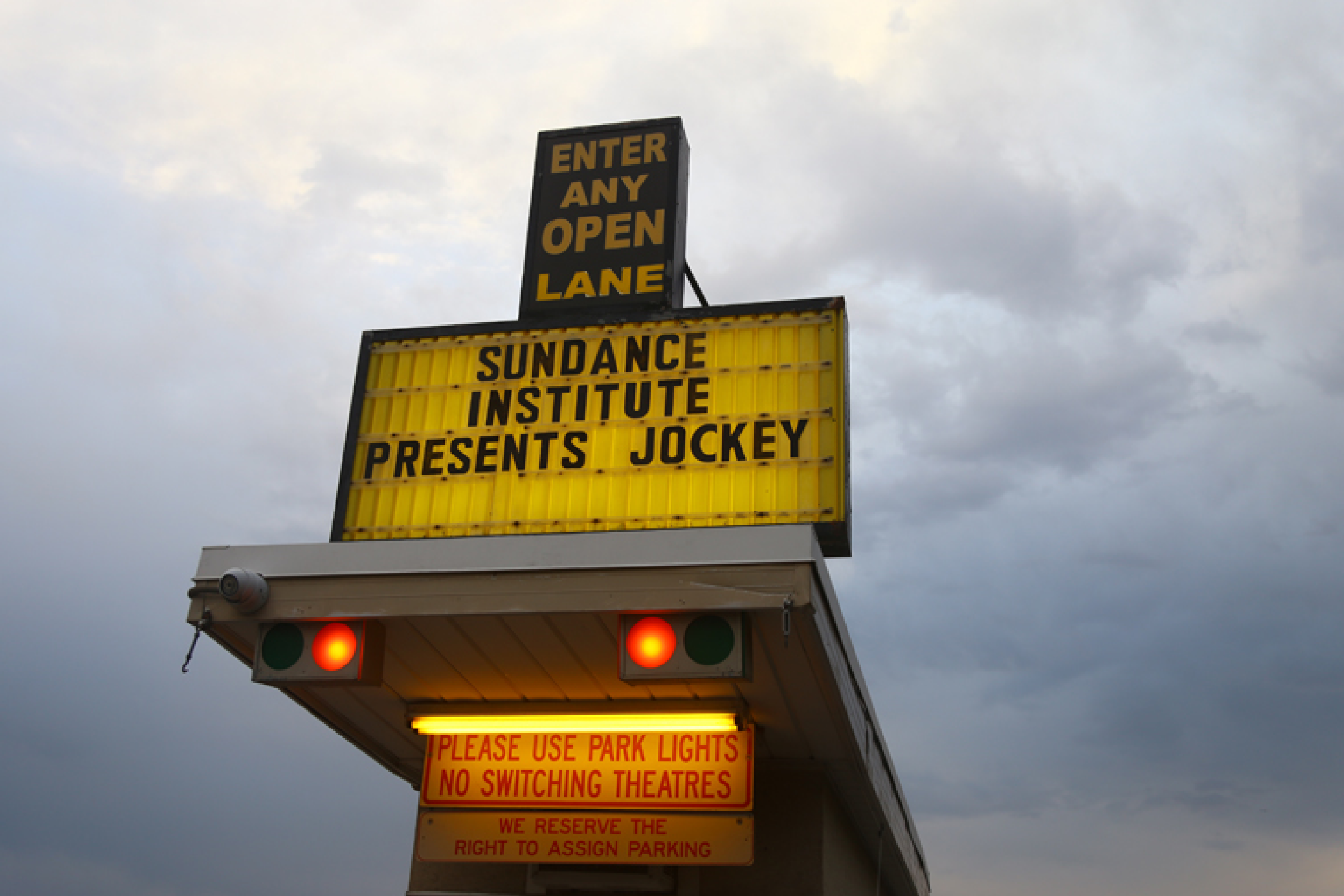 「サンダンス インスティテュートが Jockey を上映」と表示した屋外の電光掲示板