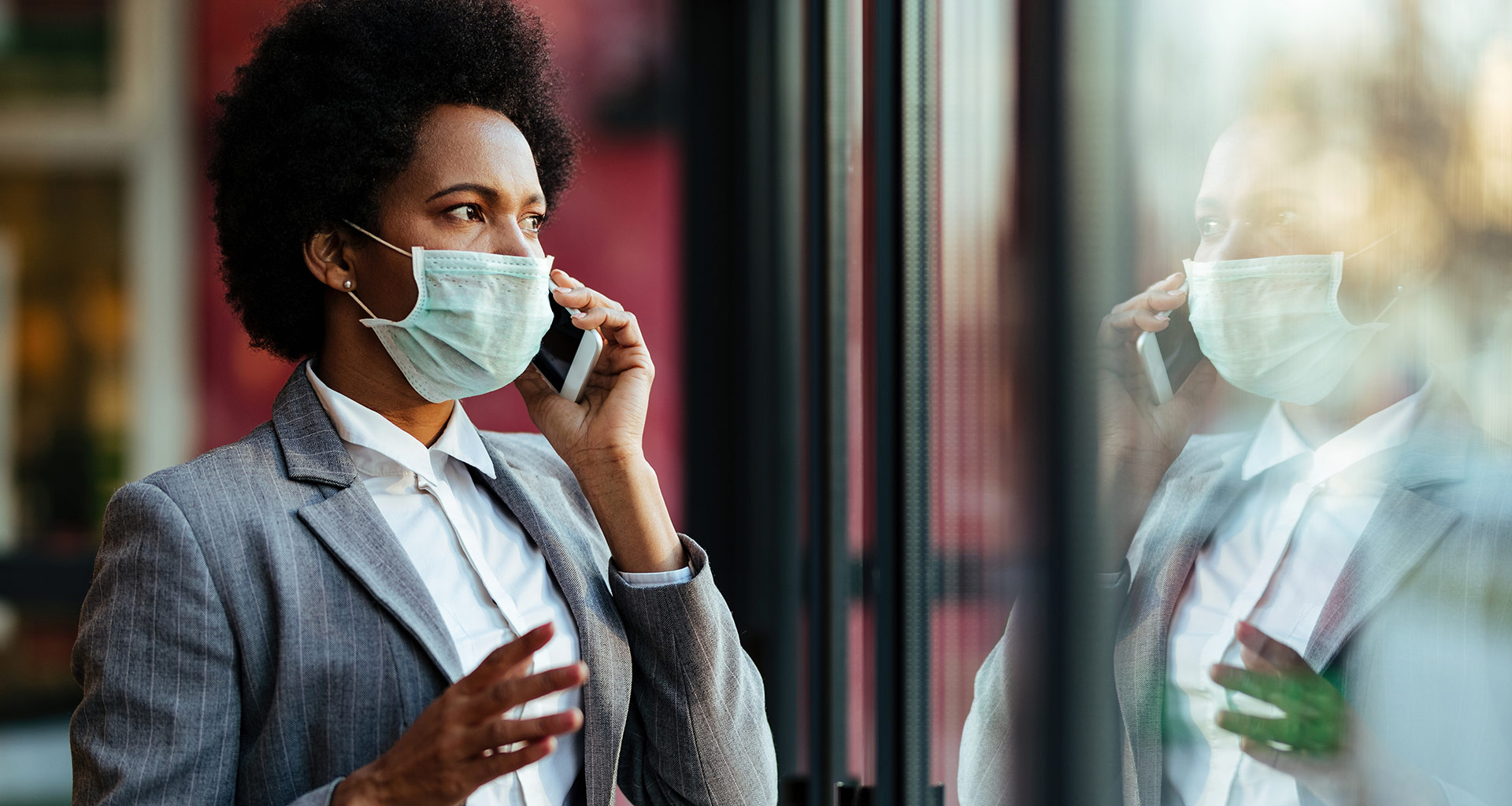 Um trabalhador usando máscara facial recebe uma chamada telefônica