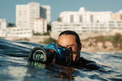 Eugene Tan, de mede-eigenaar van Aquabumps, fotografeert de oceaan