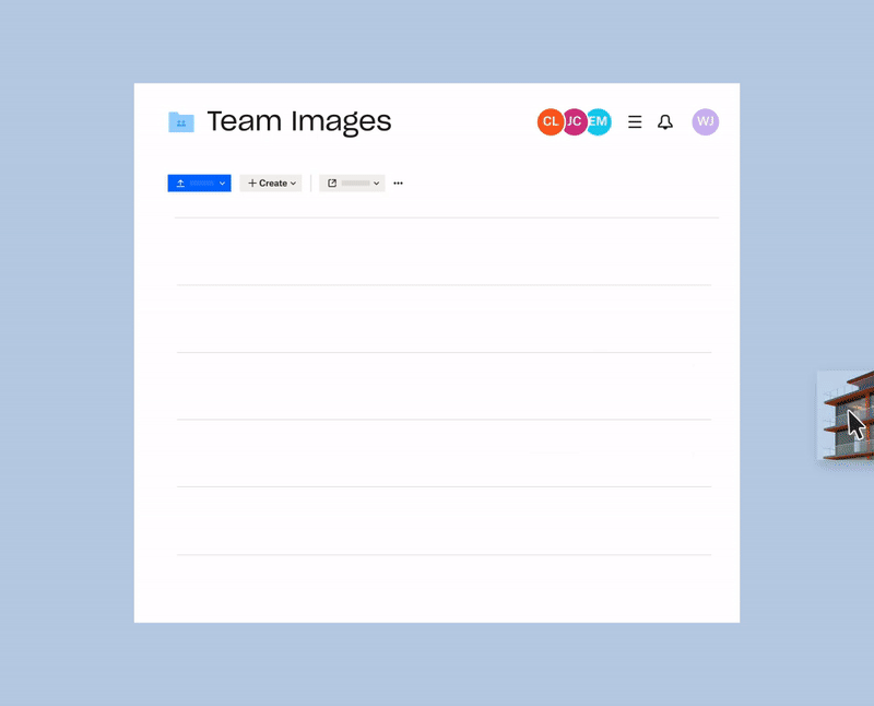 En Dropbox-bruker drar og slipper bilder til en teambildemappe og angir en navnestandard for alle filene.