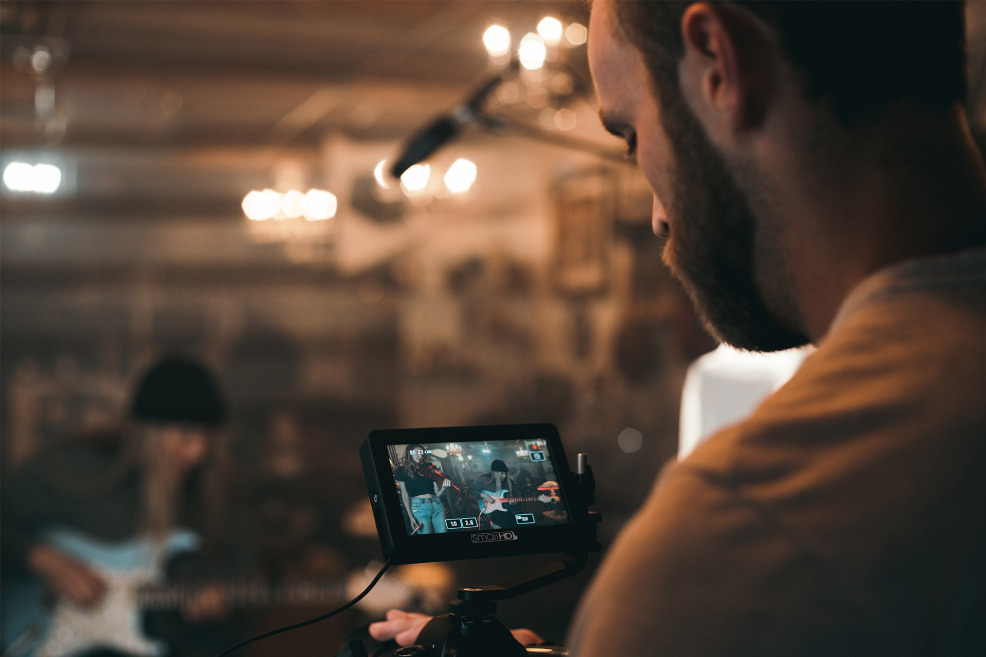 Een filmploeg legt ruwe beelden vast tijdens een video-opname