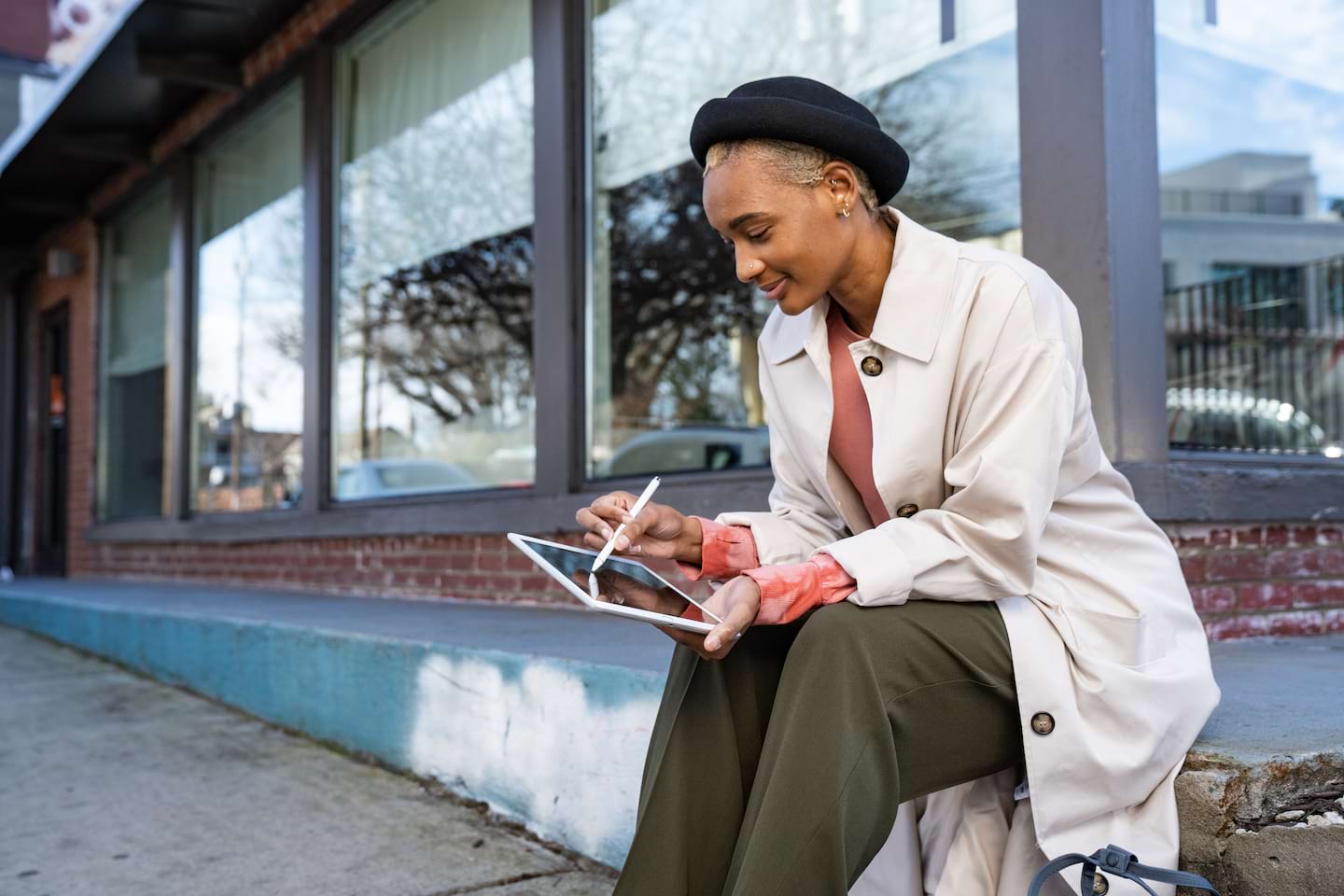 Una mujer sentada usando una tablet