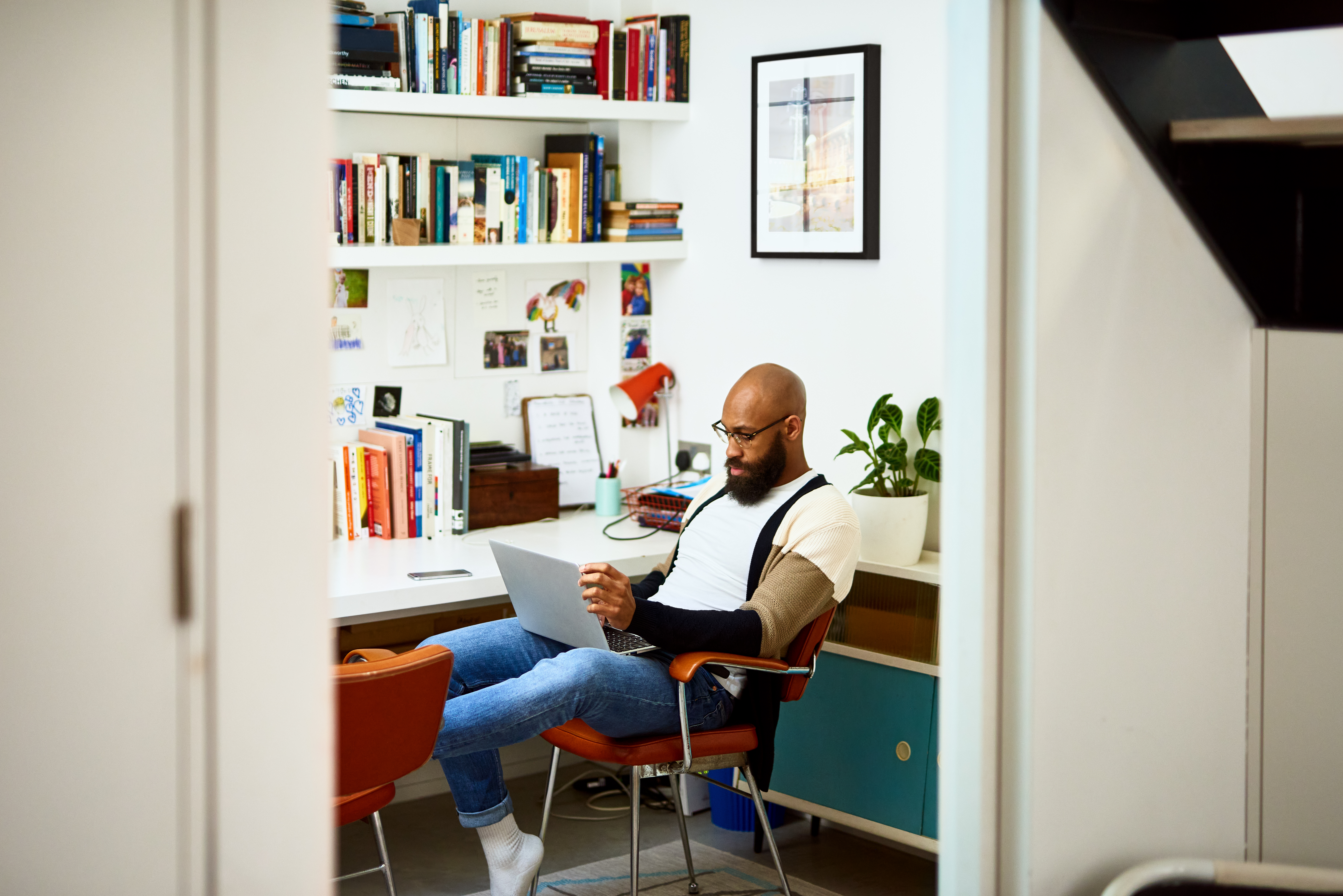 En medarbejder arbejder på sit hjemmekontor.