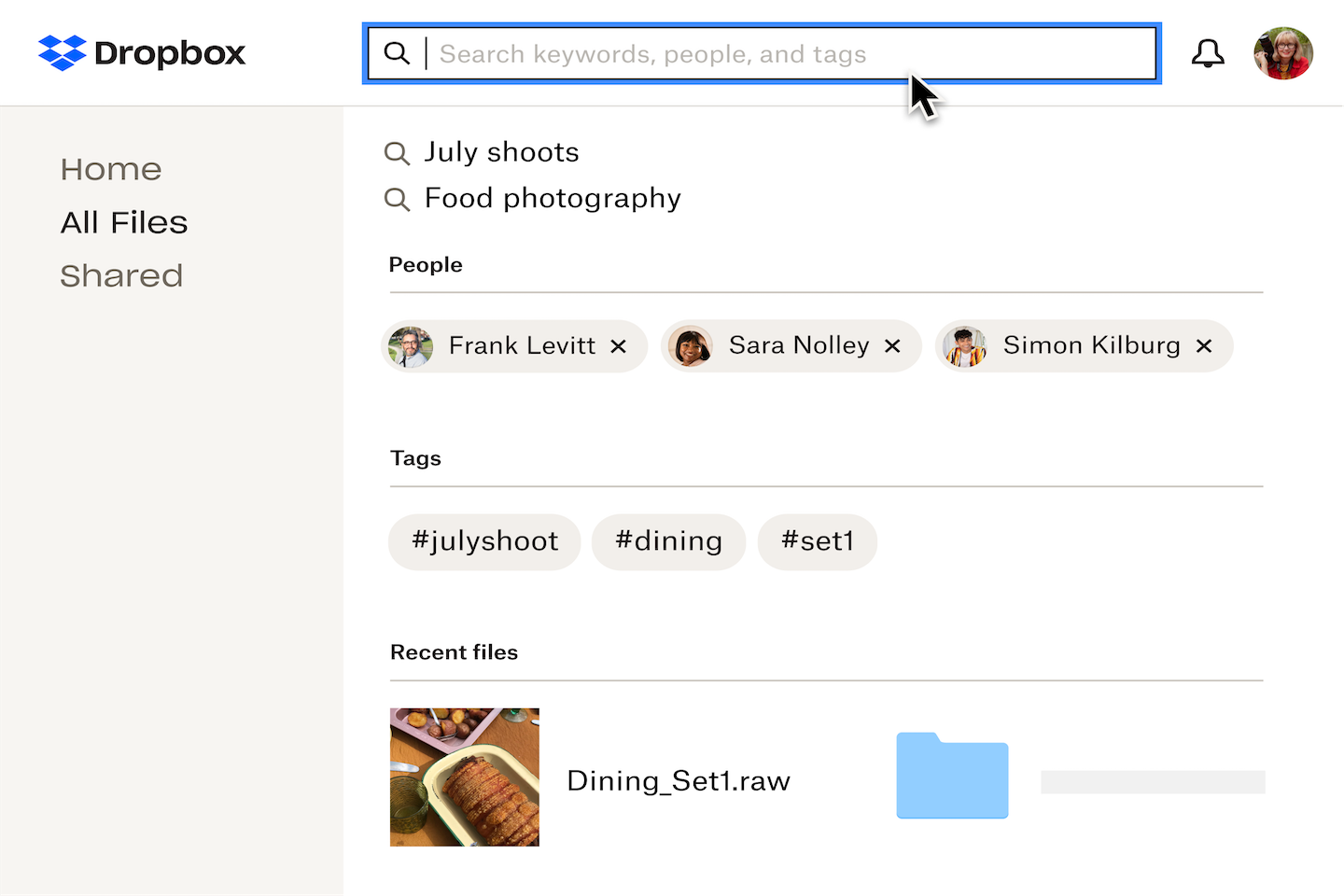 Capture d'écran illustrant une barre de recherche, et des suggestions de noms de personnes, de tags et de fichiers récents 
