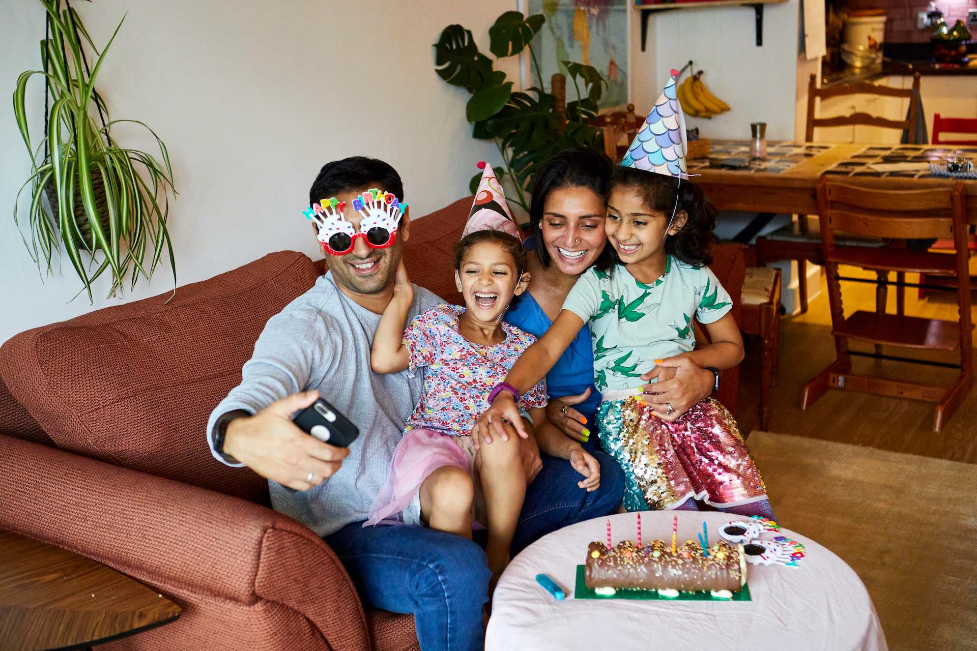 Bild på en skrattande familj på ett födelsedagskalas