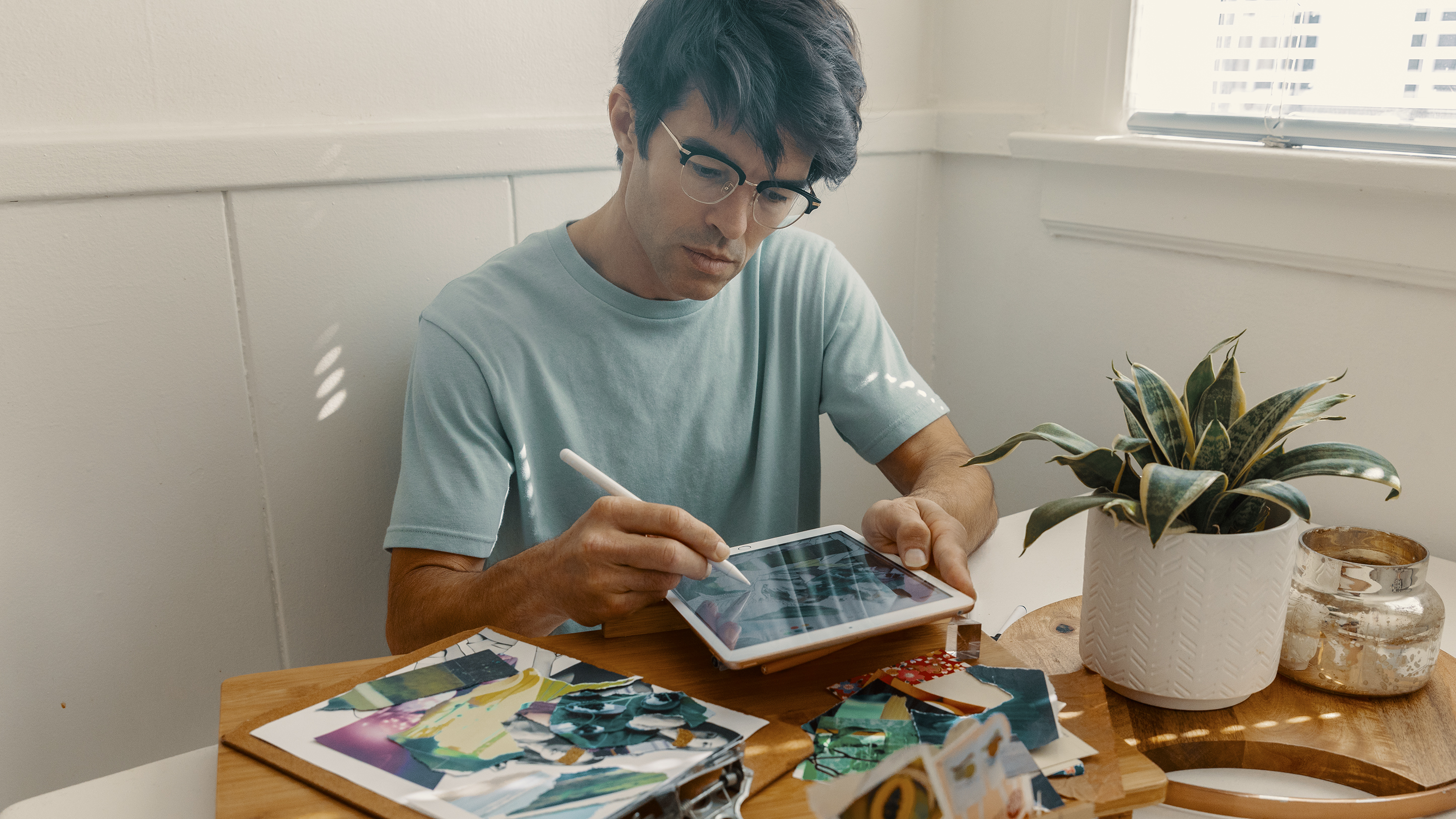 Ein Künstler arbeitet auf seinem iPad an einem digitalen Kunstwerk.