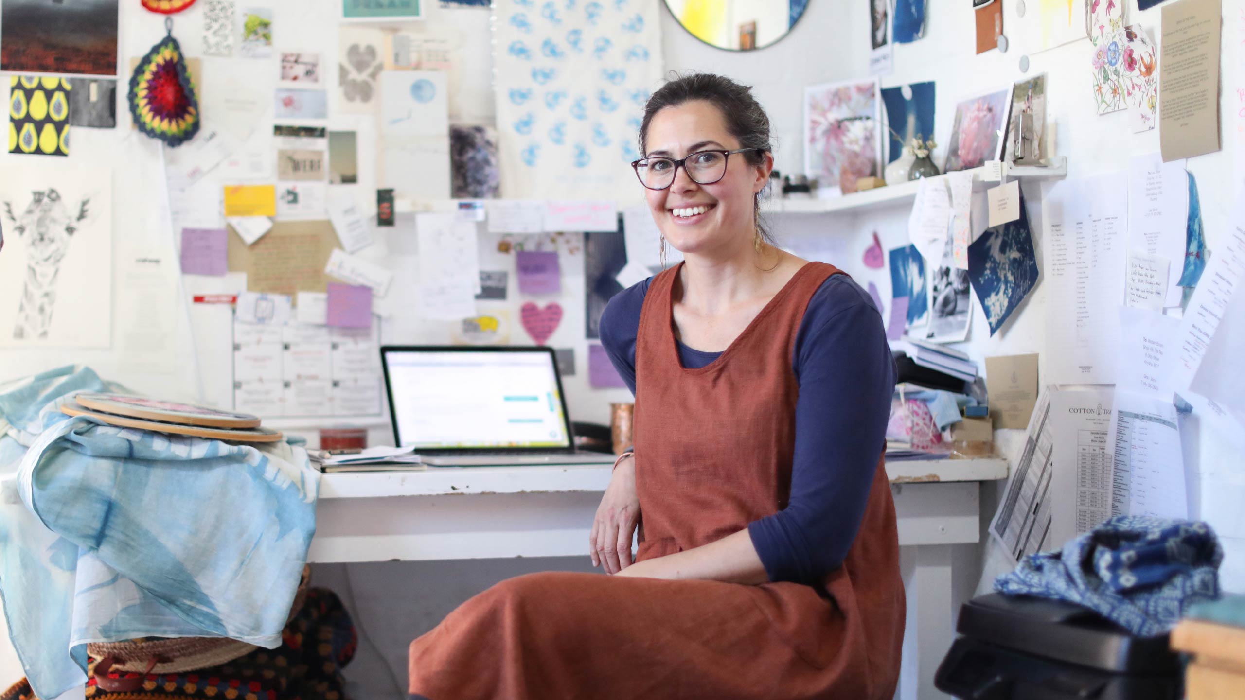 Una emprendedora en solitario gestionando su pequeño negocio online desde casa