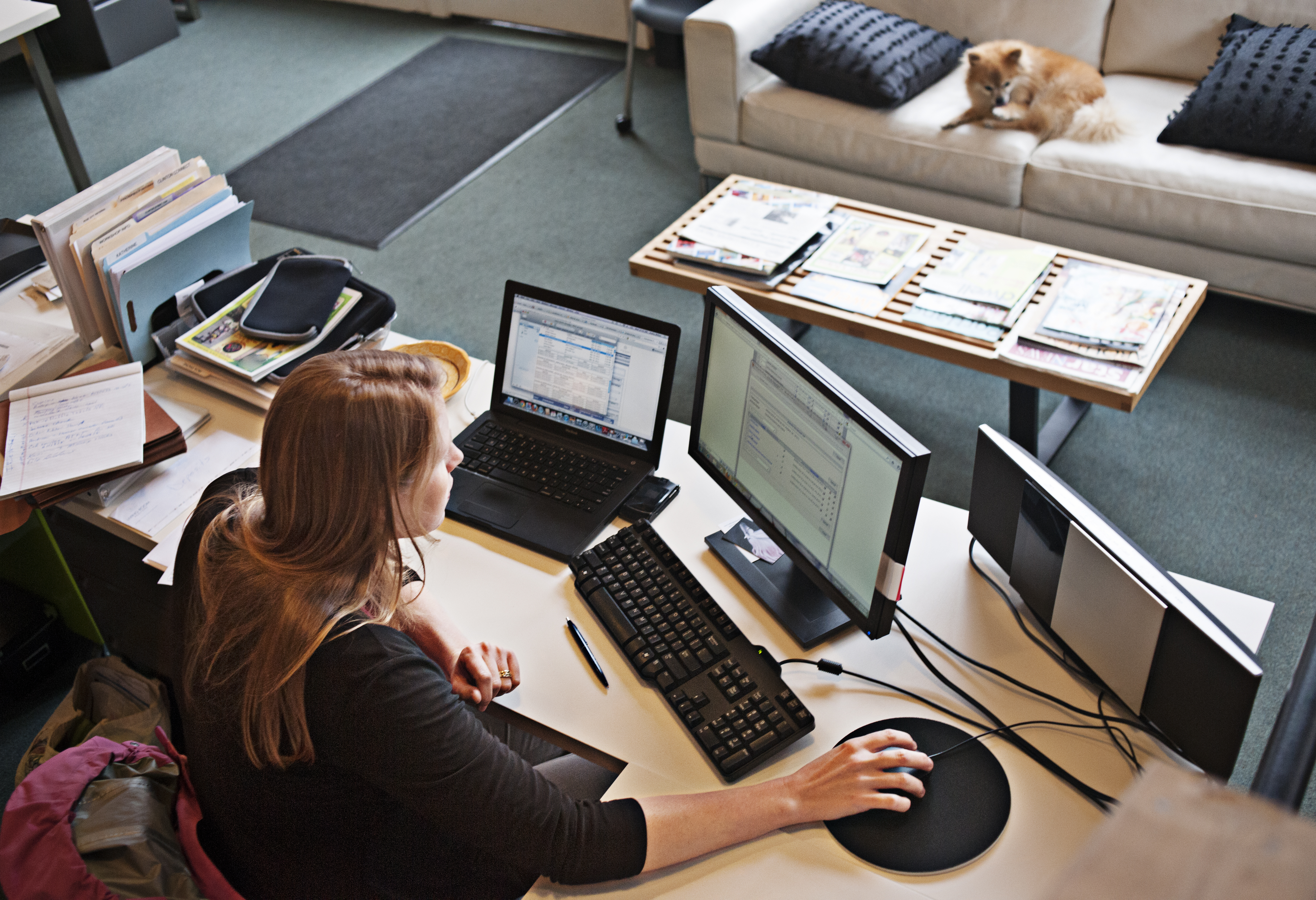 Vrouw werkt vanuit huis aan haar bureau.