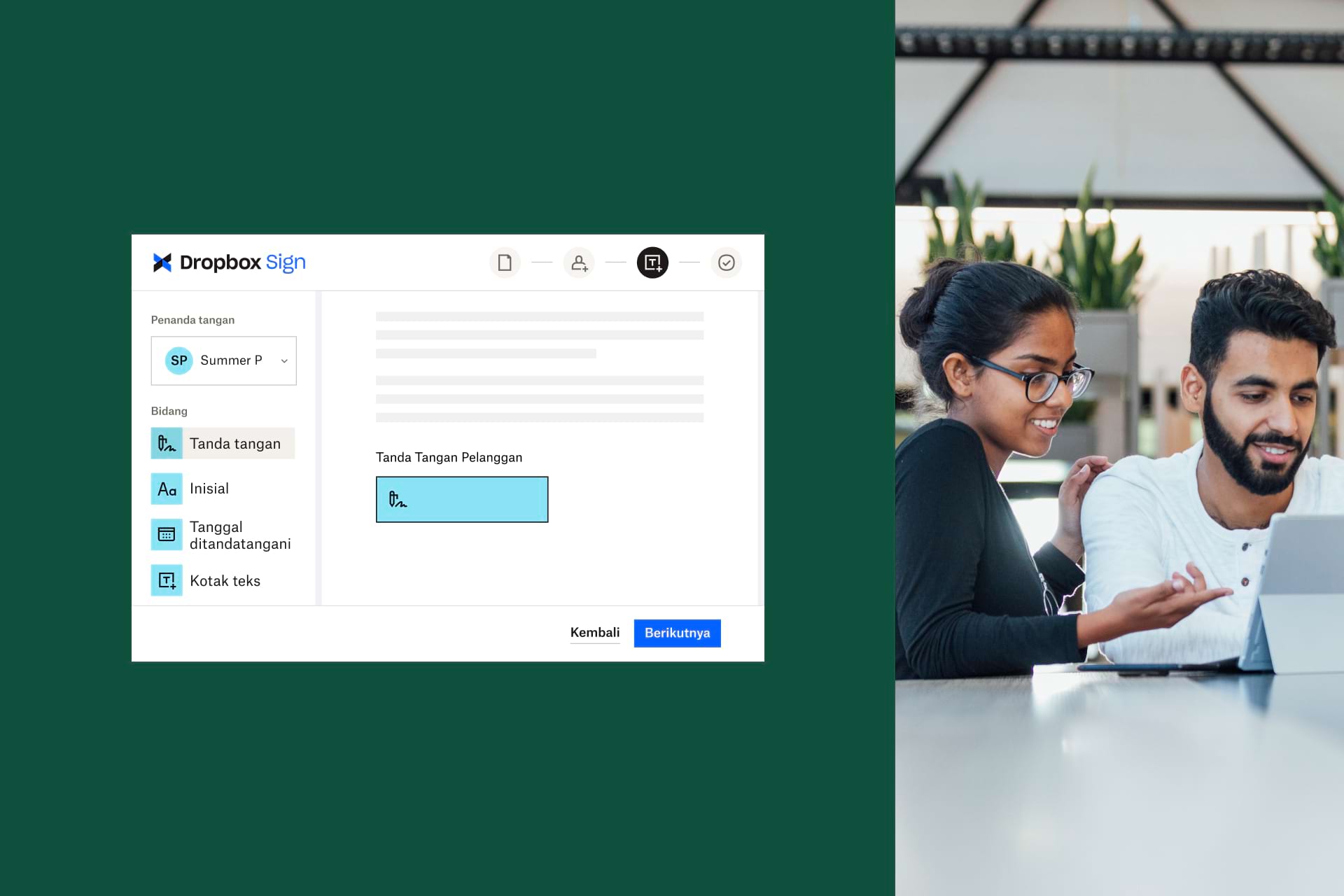 Dua orang melihat laptop dan menandatangani dokumen dengan Dropbox Sign