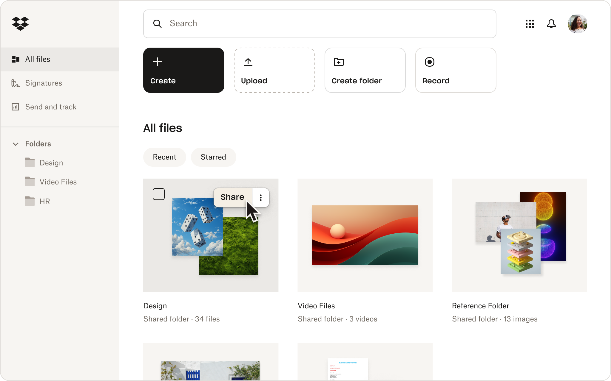 ​​Zrzut ekranu strony głównej Dropbox pokazujący kilka folderów z plikami z wynikami pracy twórczej.