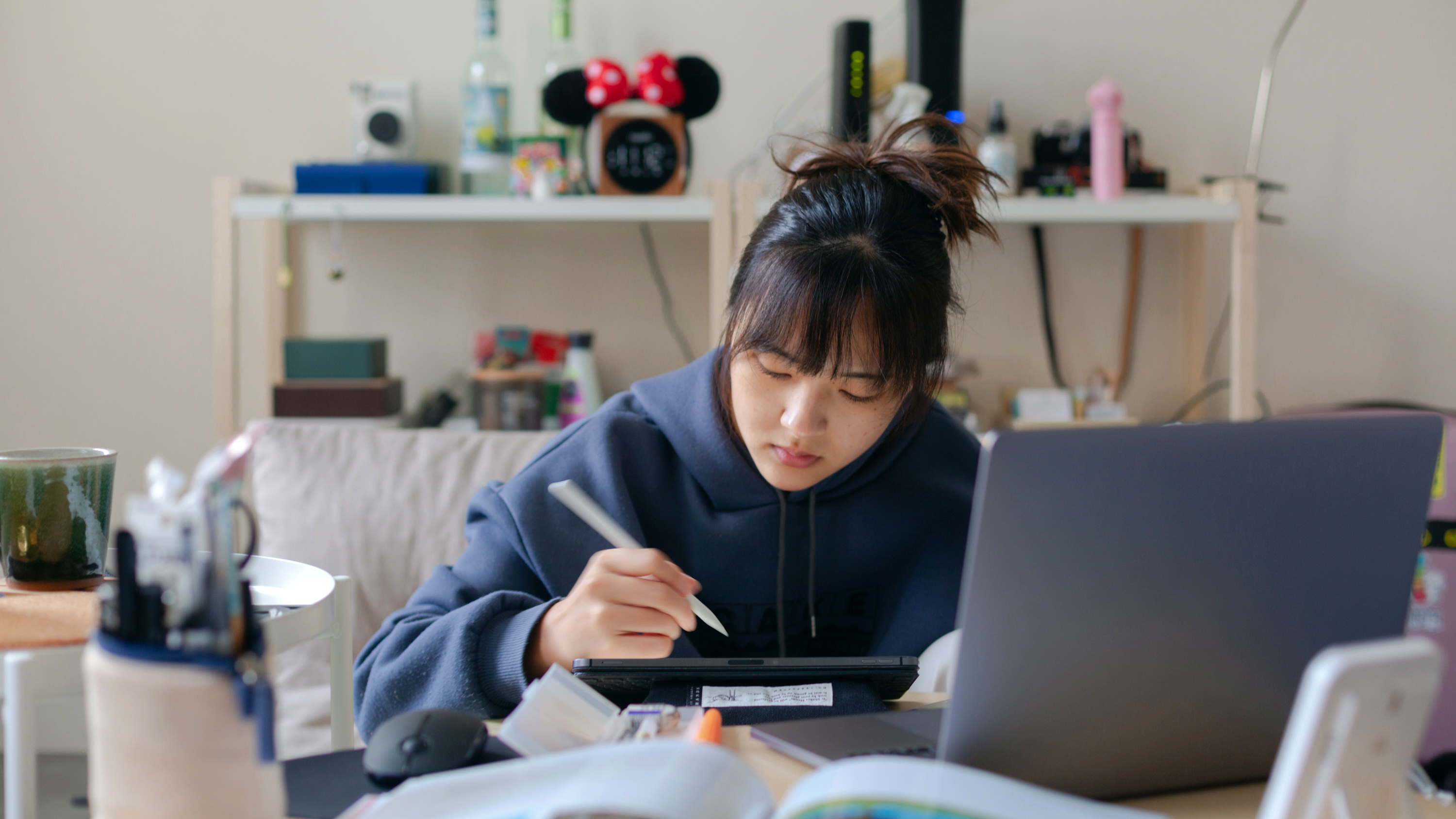 Una diseñadora trabaja en su tablet.