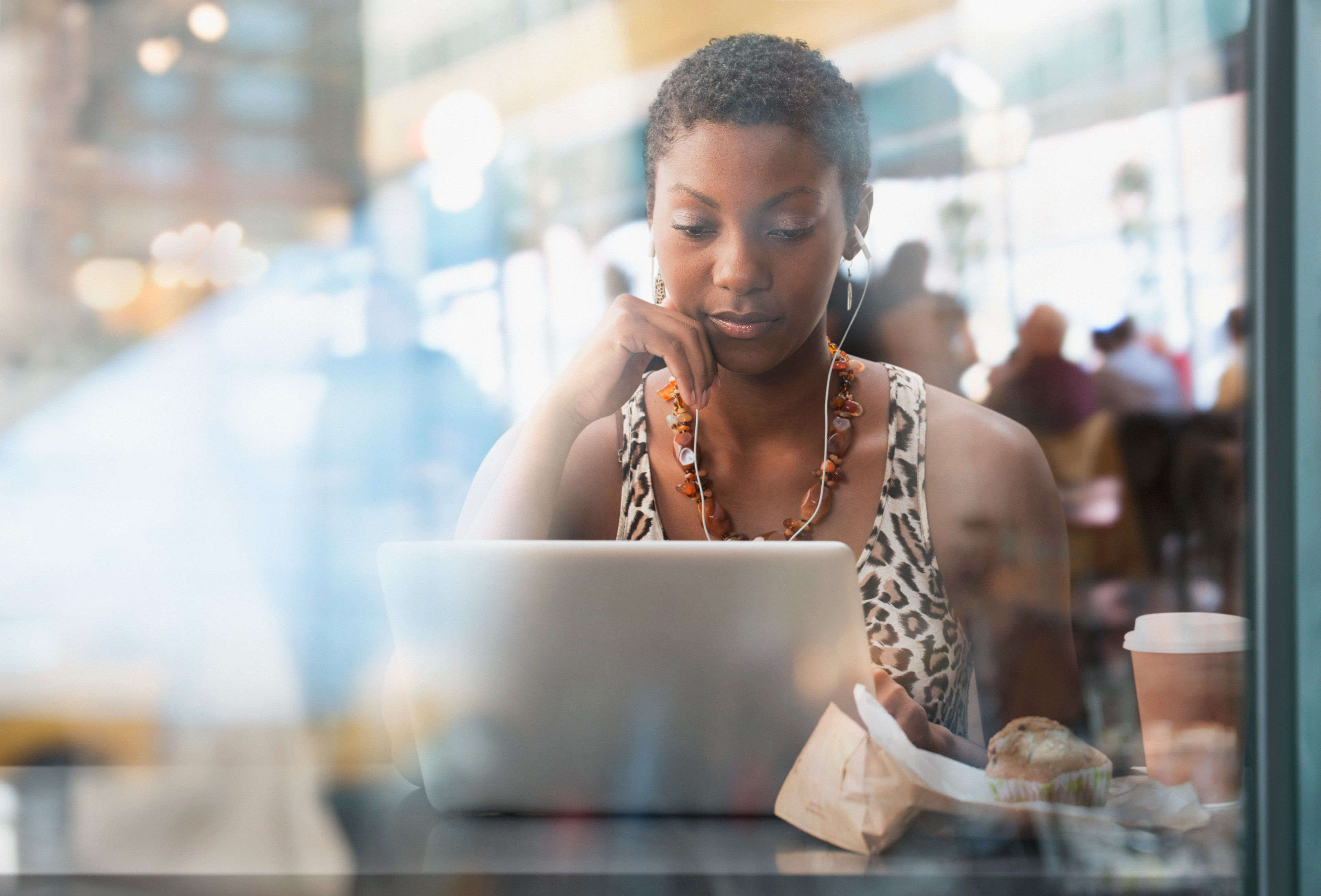 Professionnelle utilisant son ordinateur portable Windows dans un café