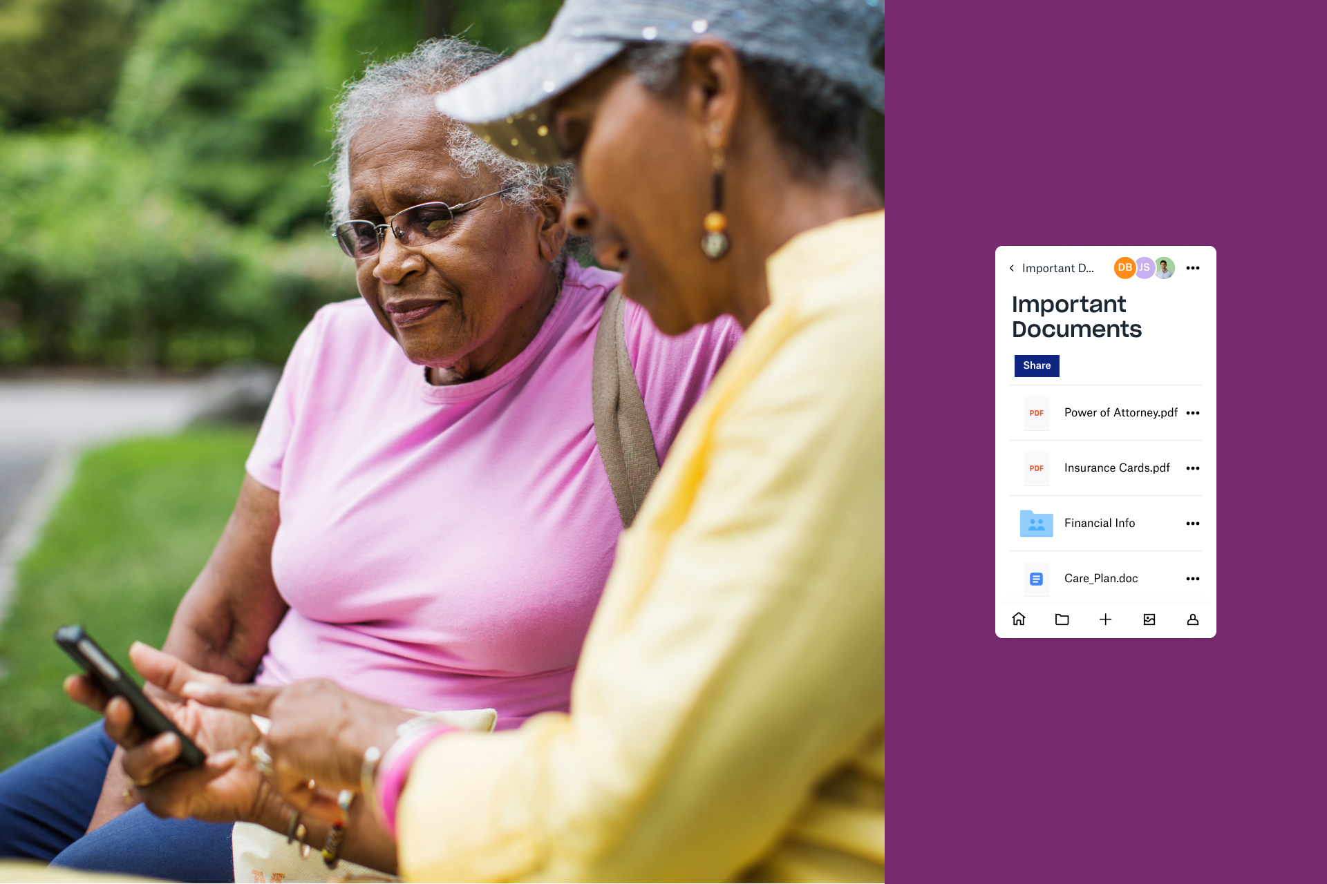 Twee familieleden in een park die belangrijke documenten die zijn opgeslagen op Dropbox op hun telefoon bekijken