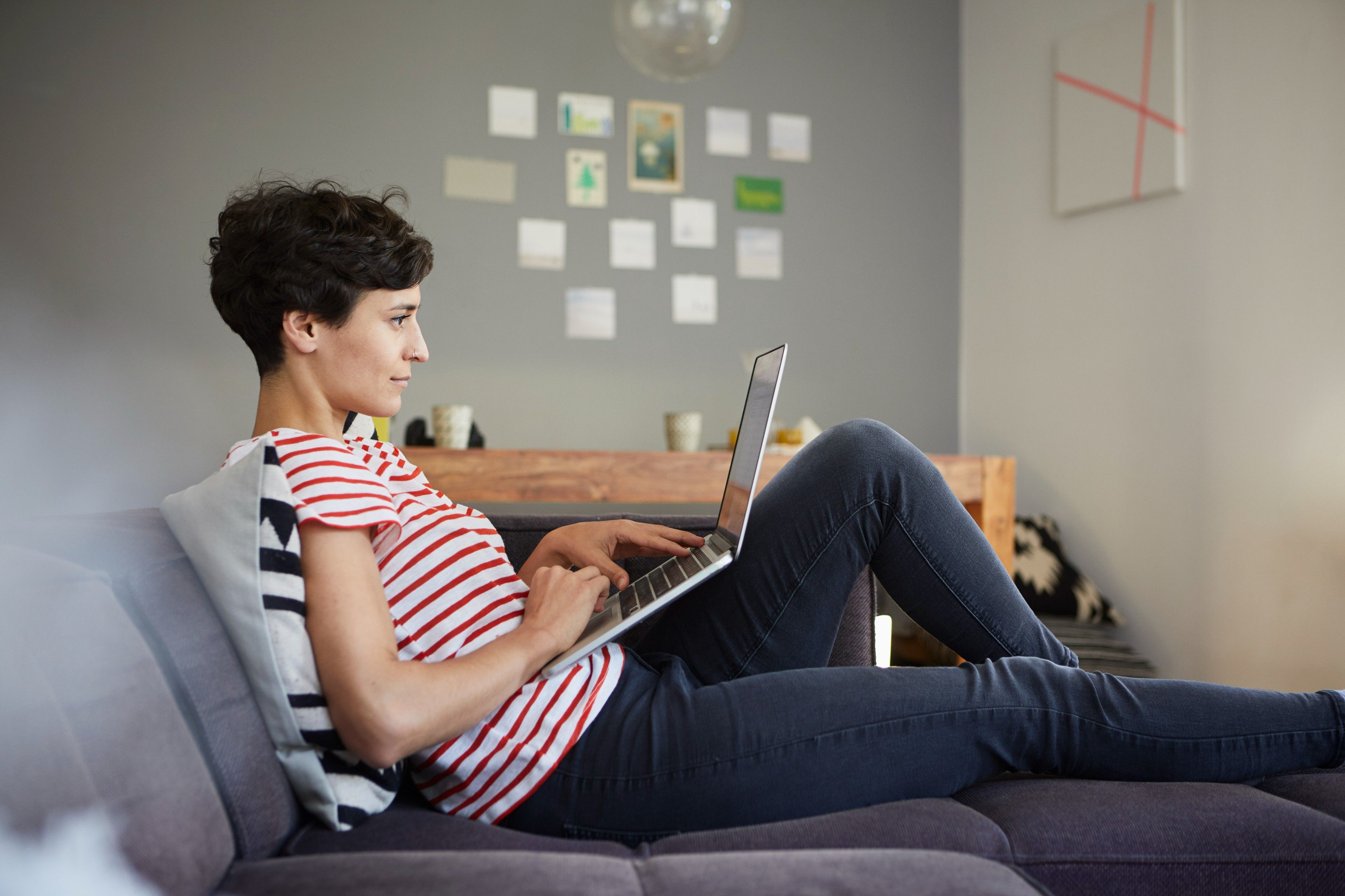 Professionnelle de la création travaillant sur son portfolio sur son ordinateur portable