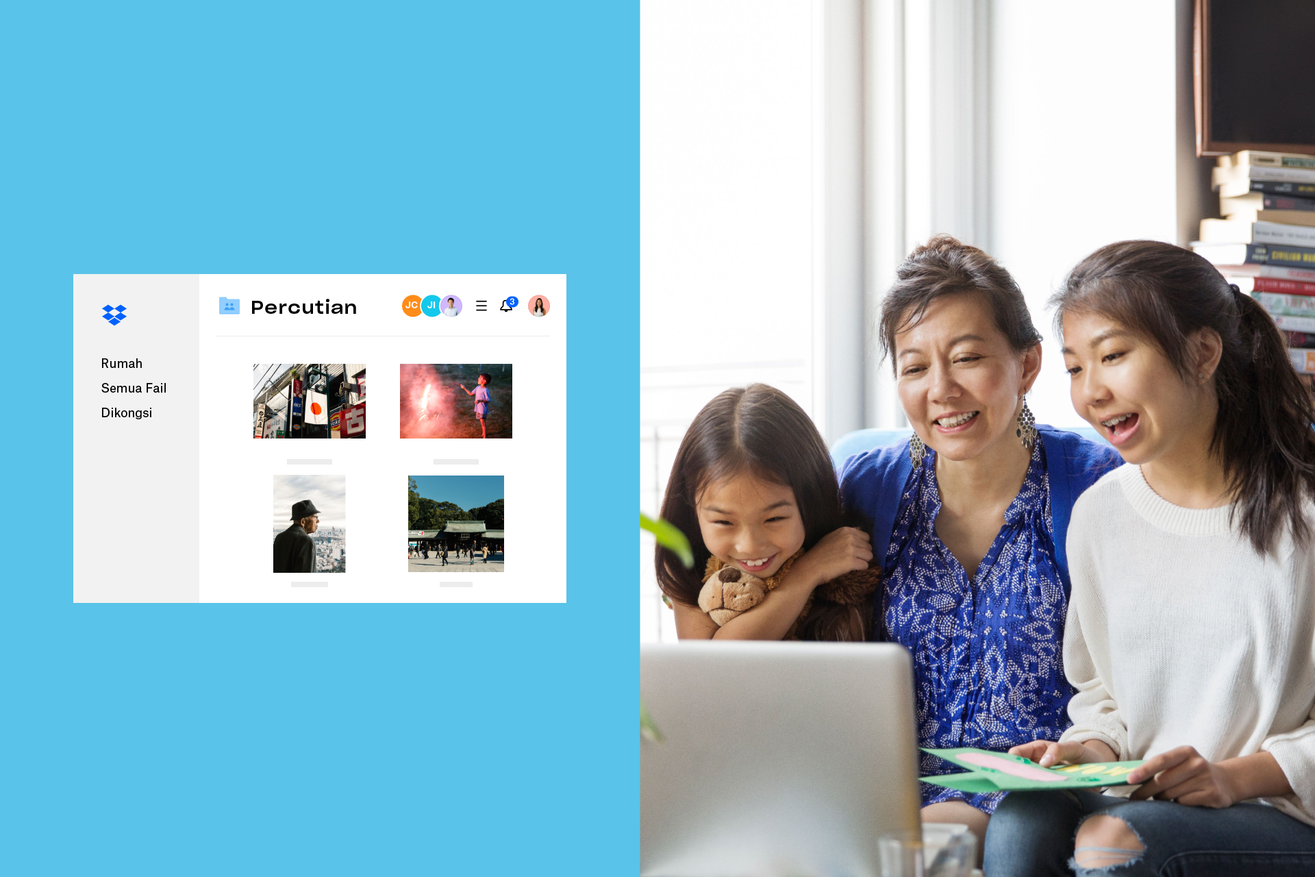Sebuah keluarga melihat foto percutian keluarga yang dikongsi di Dropbox