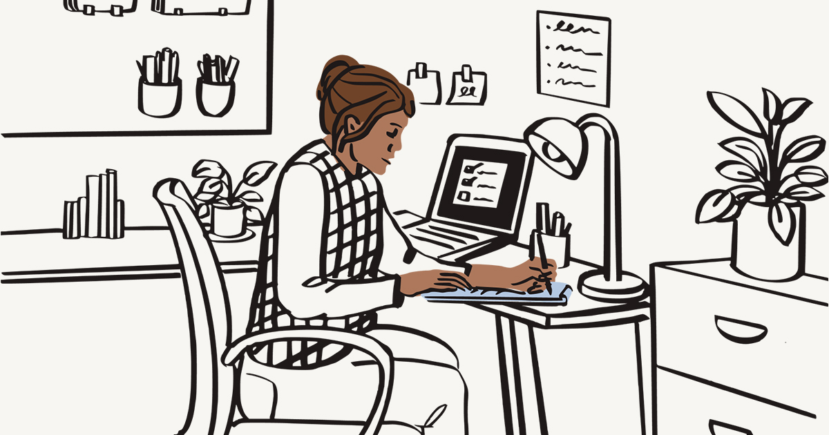 Mujer escribiendo notas en un bloc delante de un portátil