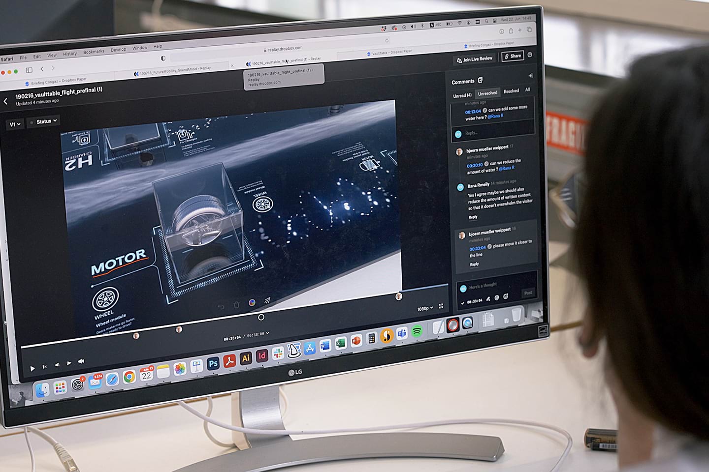 Eine Person sitzt vor einem Computerbildschirm und arbeitet mit Dropbox Replay an Videobearbeitungen