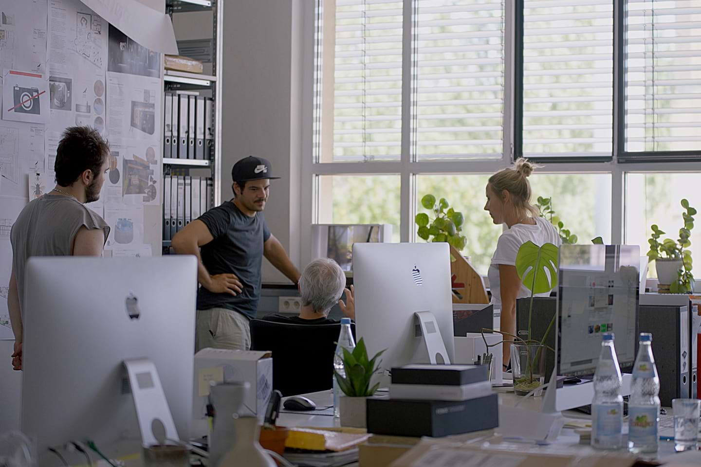 Il team di Atelier Brückner collabora in un ufficio