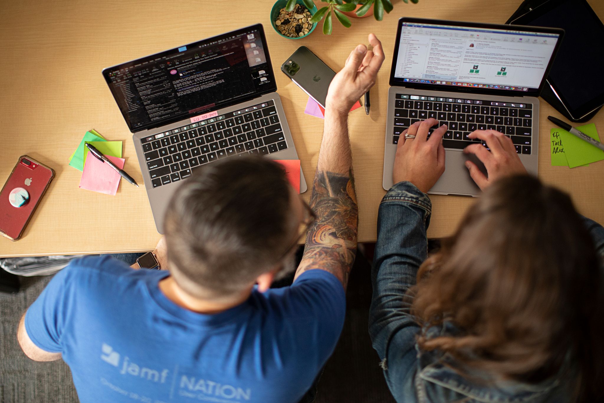 Współpracownicy pracujący razem na laptopach
