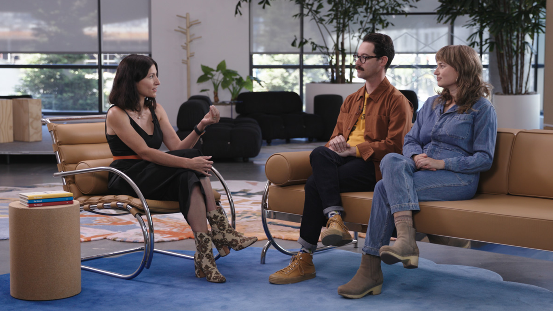 A diretora editorial executiva do Dropbox, Tiffani Jones Brown, entrevista Eliza Smith e Jacob Winik no estúdio de produção de podcasts Cosmic Standard