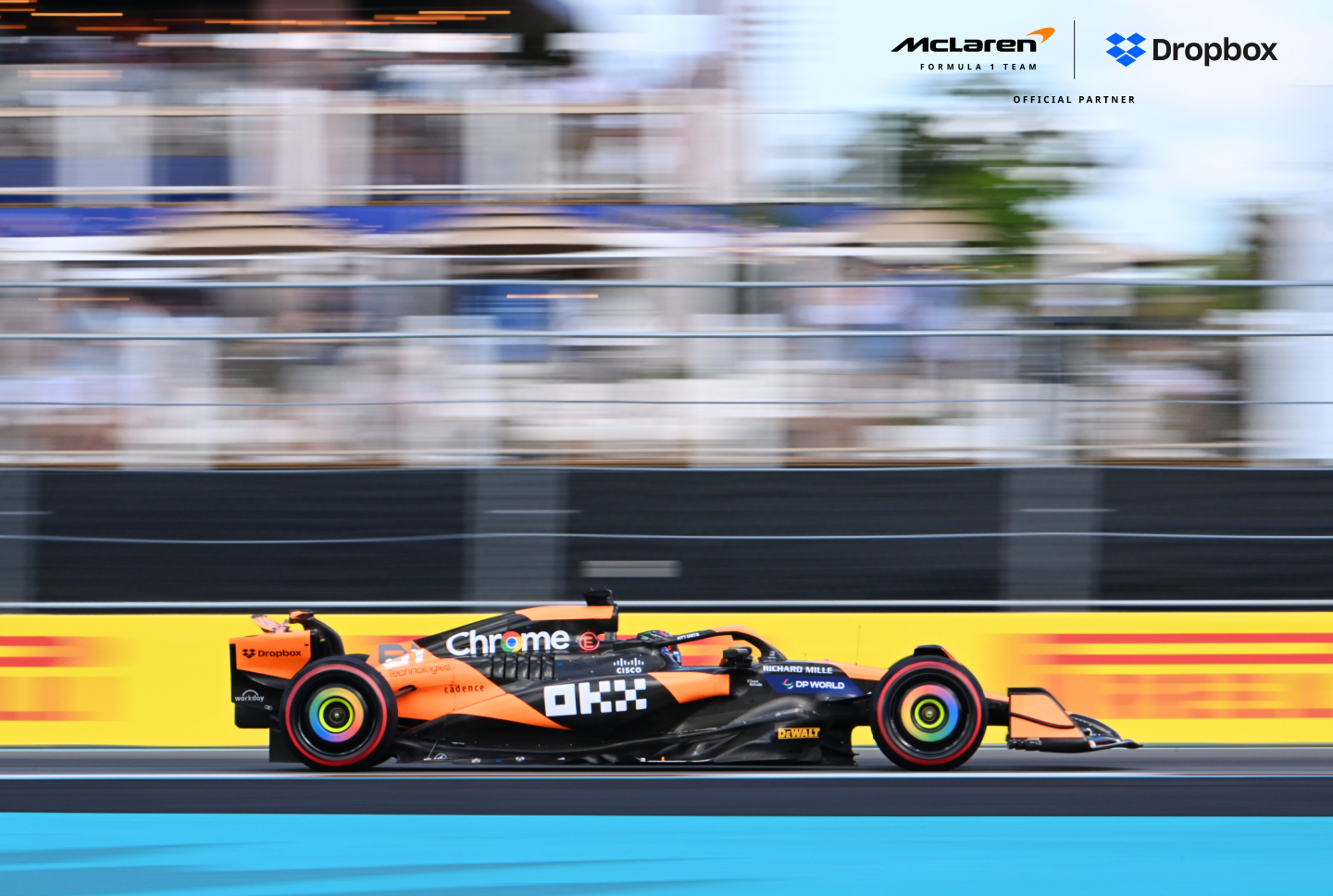 Carro de corrida da equipe McLaren de F1.