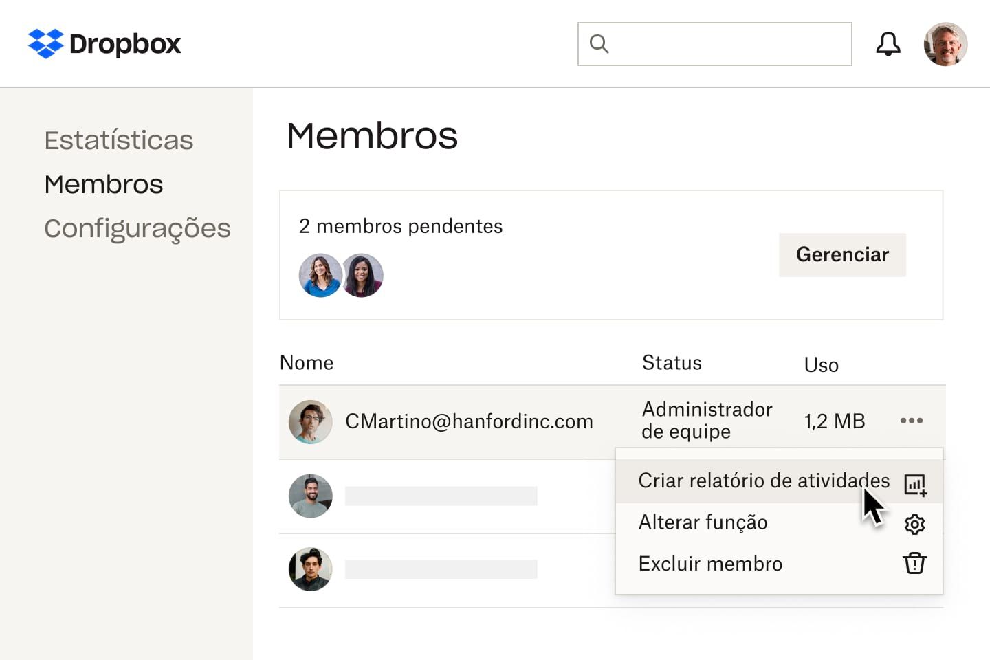 Um menu suspenso na visualização de lista de Membros que exibe as opções de criar um relatório de atividades, alterar a função de um membro ou excluir um membro