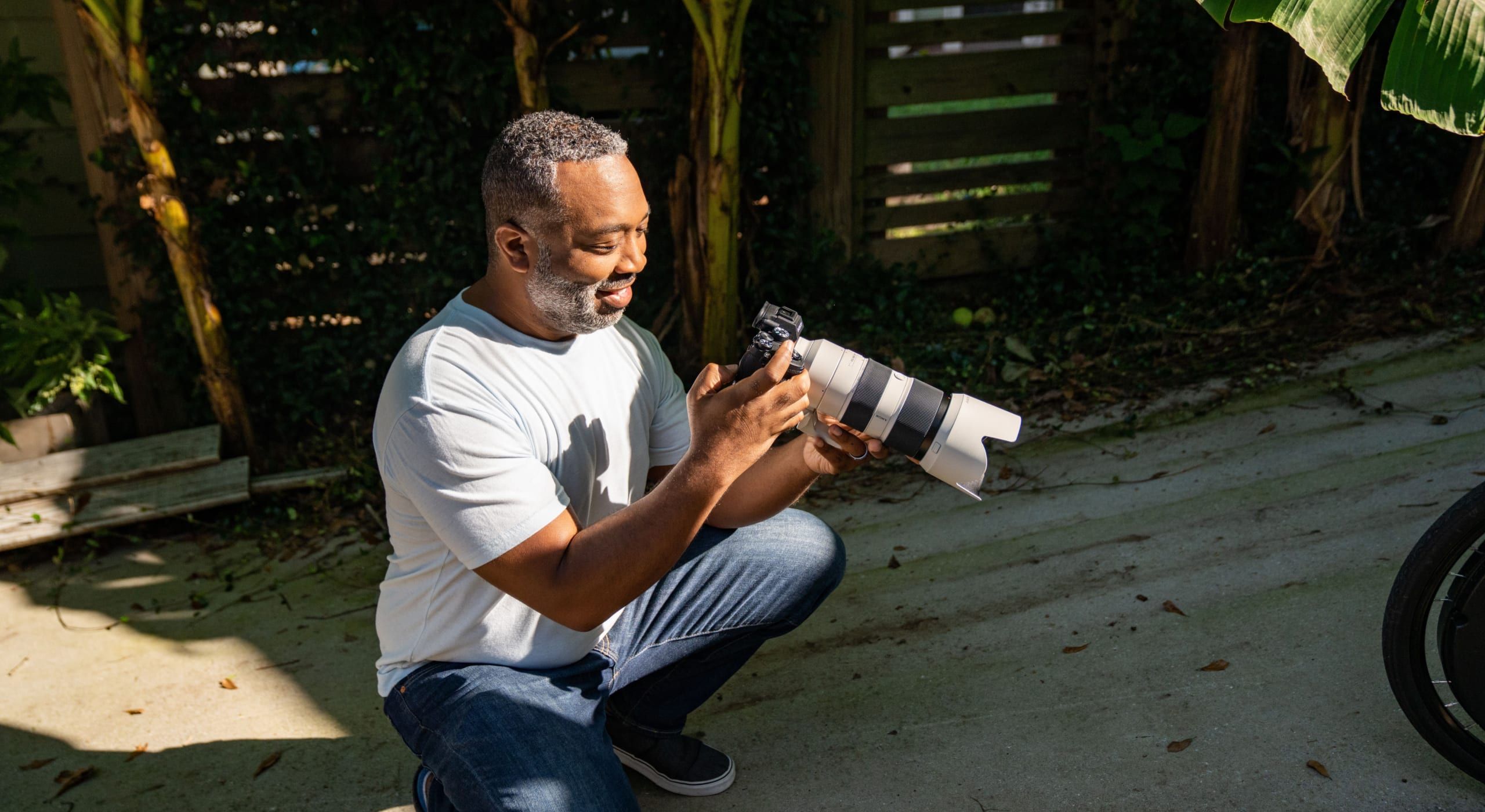 Un uomo guarda le foto che ha scattato con la sua macchina fotografica digitale
