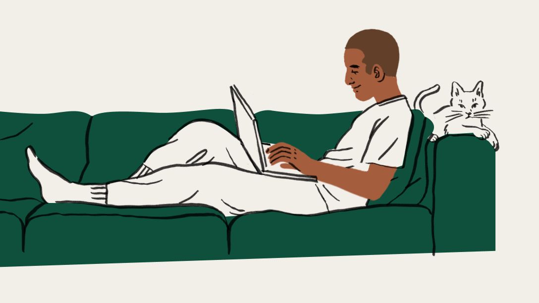 Uma ilustração de uma pessoa sentada em um sofá com um laptop e um gato