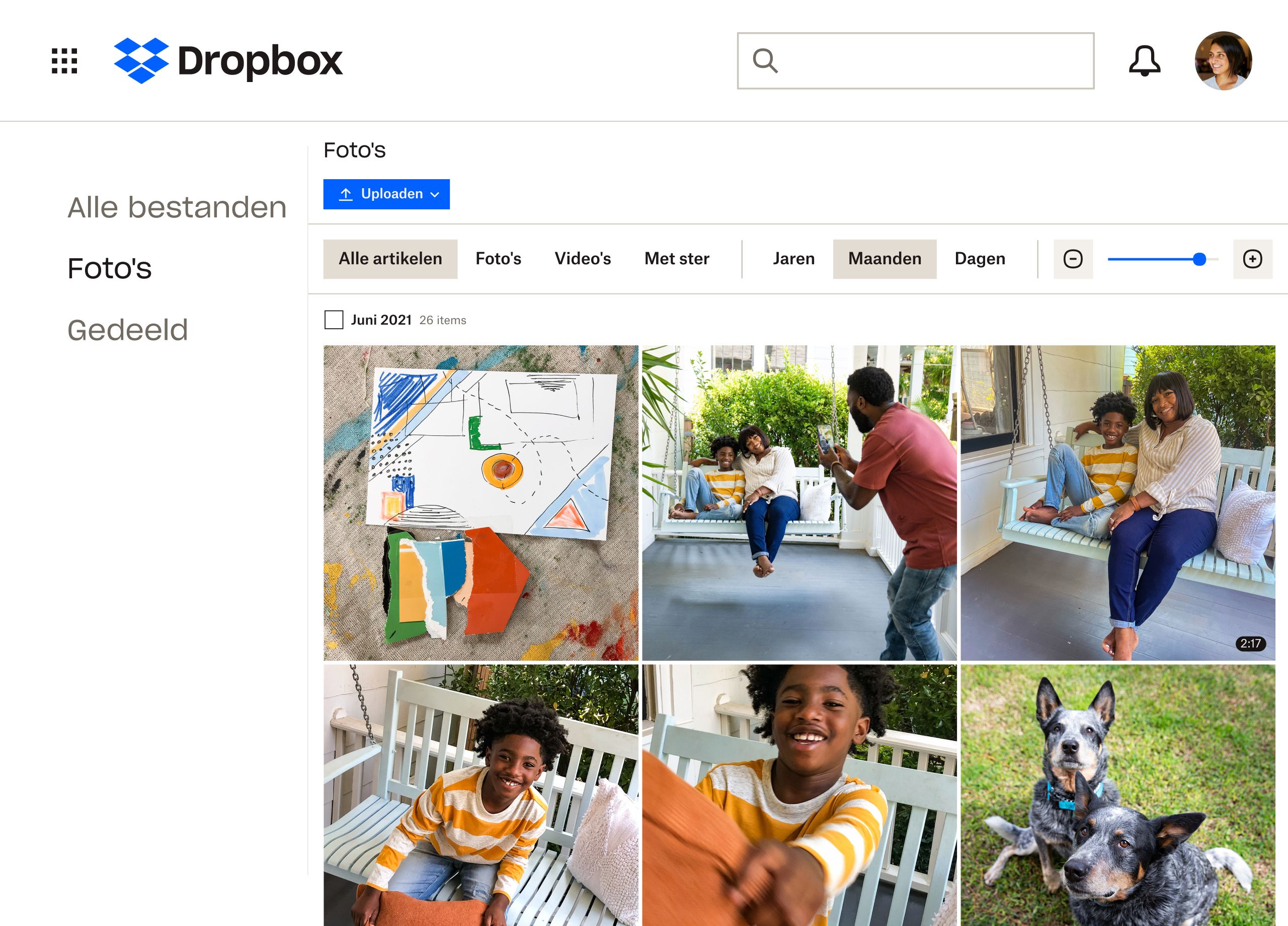Een verzameling foto's van een gezin met hun honden. De foto's worden opgeslagen in een Dropbox-map