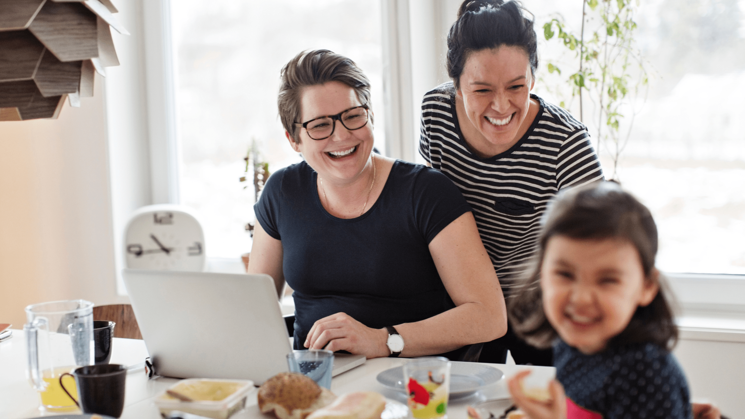 Imagen de una familia en una computadora
