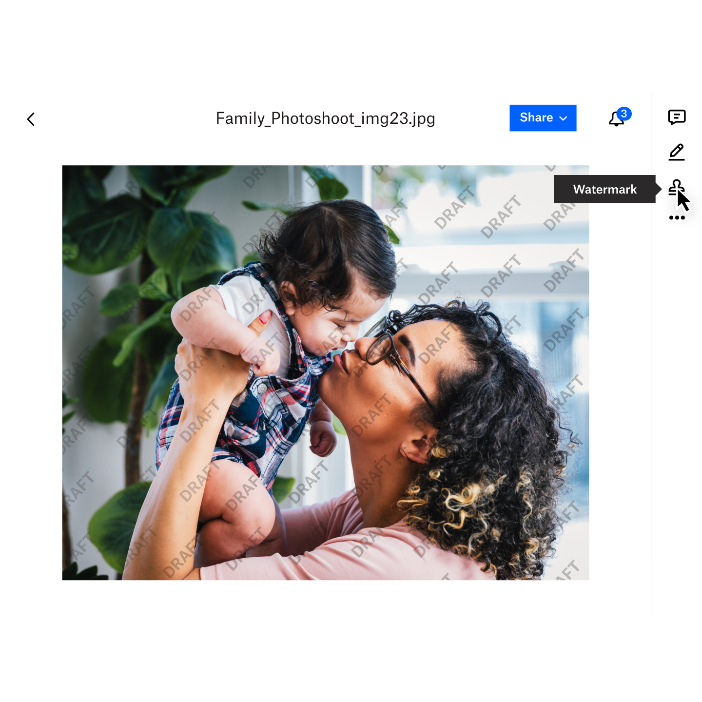 En bild på en mamma som håller i sitt barn där en vattenstämpel med ordet &quot;utkast&quot; ligger ovanpå bilden