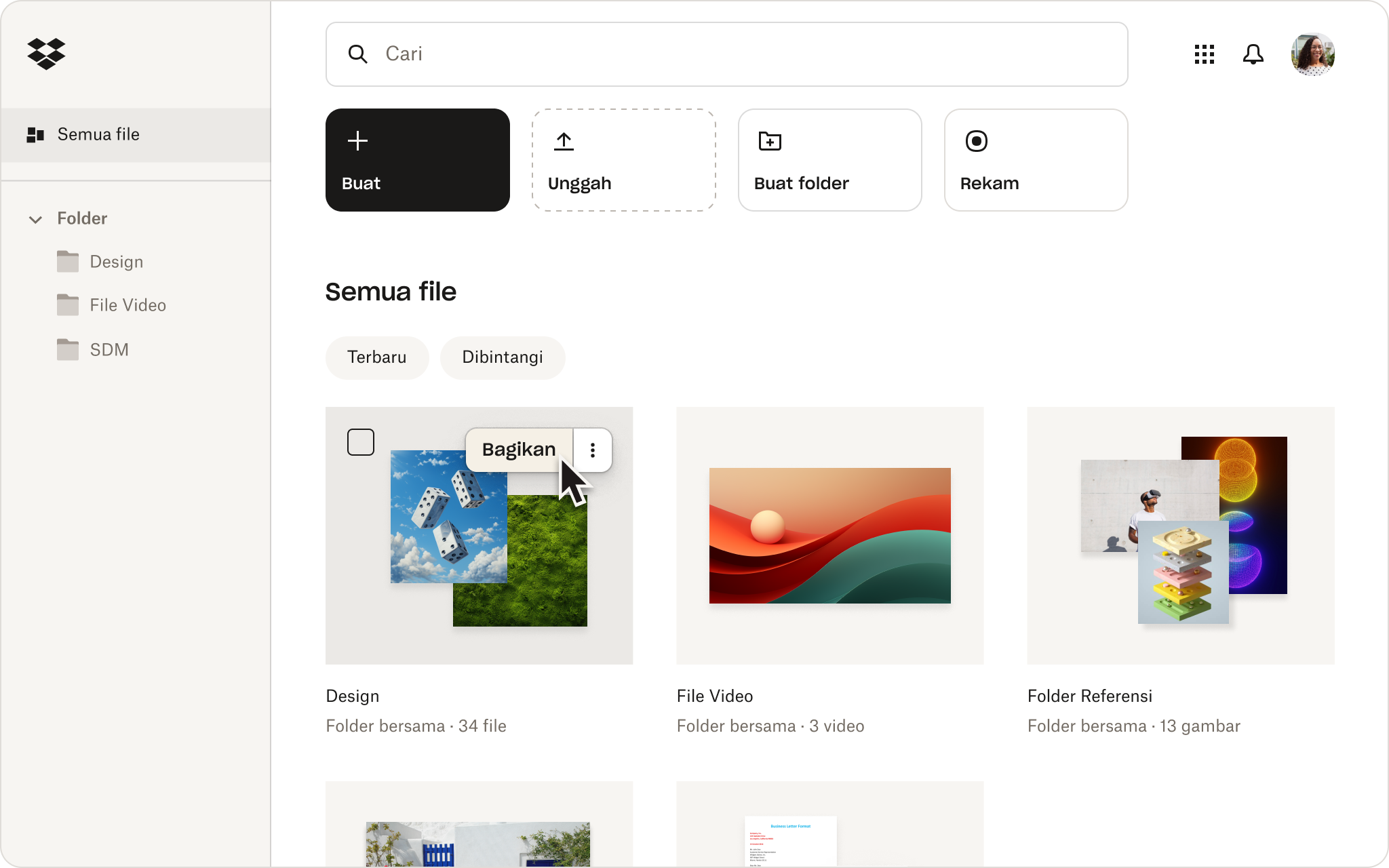 Antarmuka Dropbox memperlihatkan opsi manajemen file, dengan kursor memilih tombol berbagi pada folder.